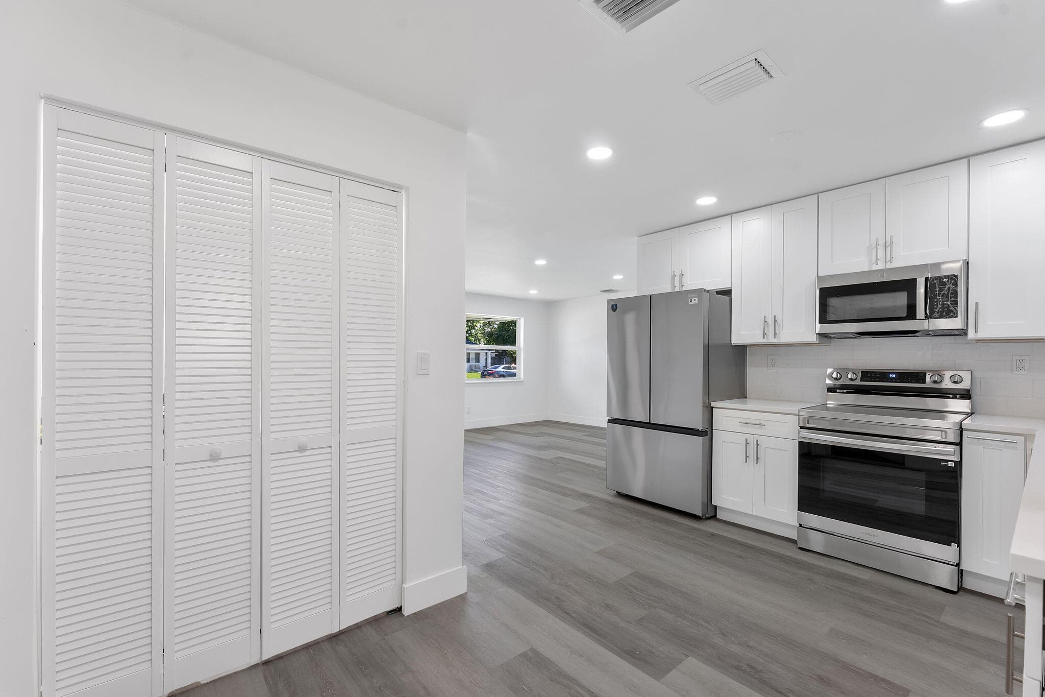 307 NW 6th Street, Deerfield Beach, FL 33441 — photo 2 of 8