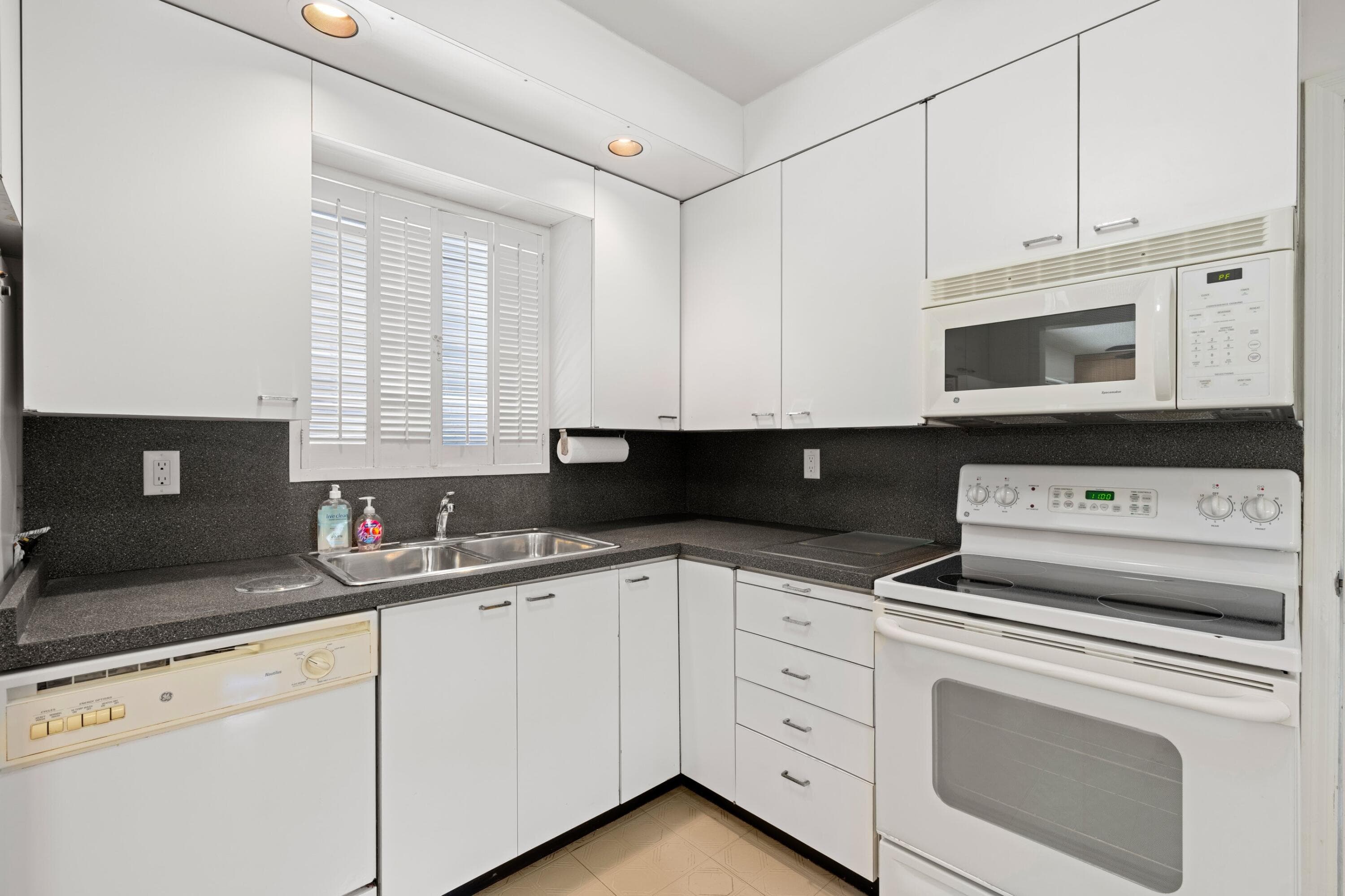 1725 N Lakeside Drive, Lake Worth Beach, FL 33460 — photo 18 of 28