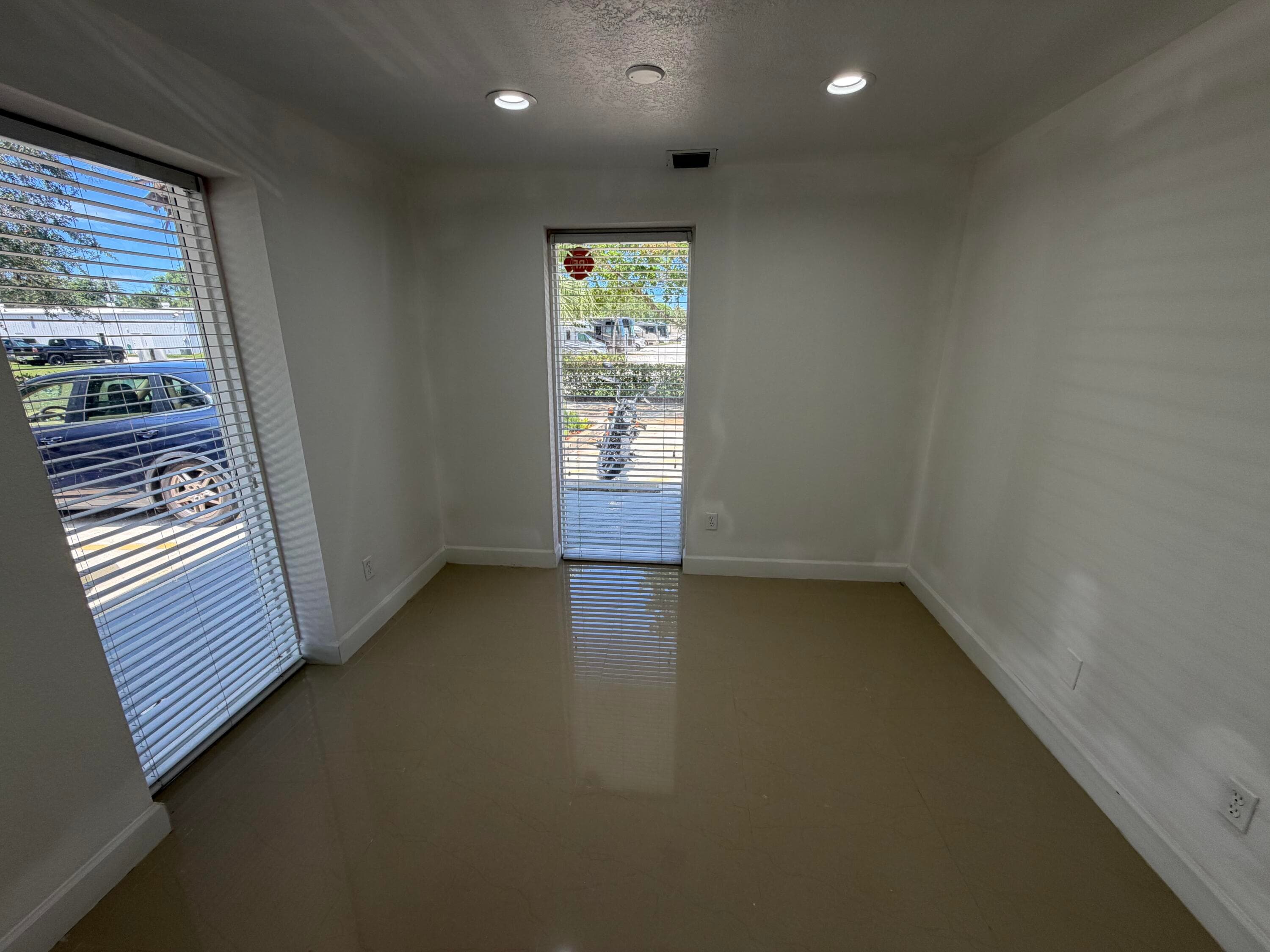 500 Commerce Way Way W 6-7, Jupiter, FL 33458 — photo 2 of 8