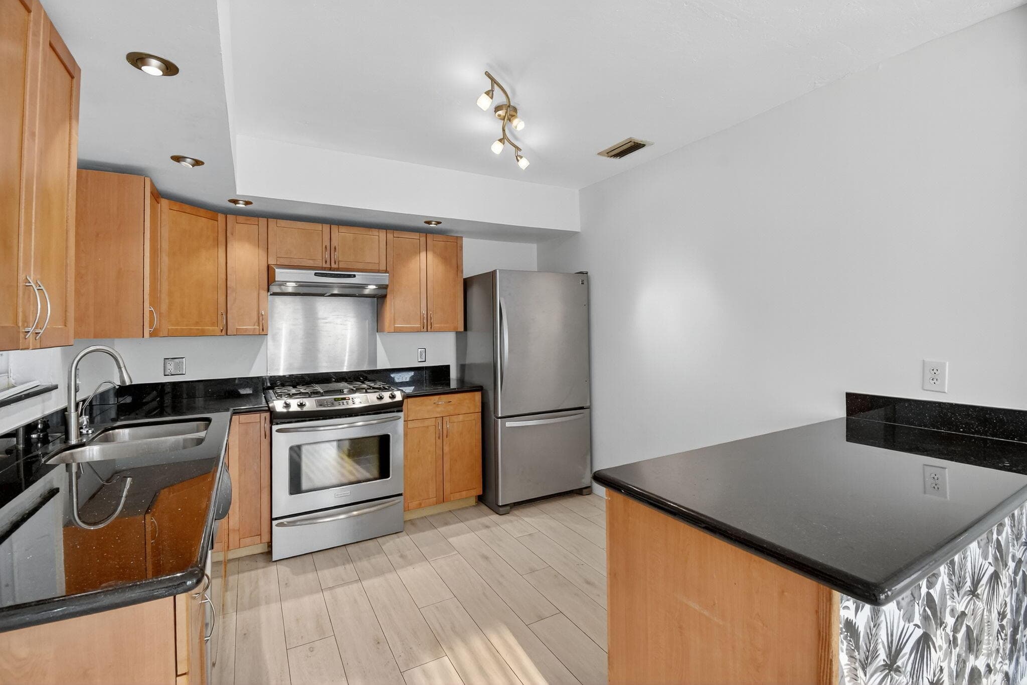 1606 NE 15th Avenue 1606, Fort Lauderdale, FL 33305 — photo 5 of 44
