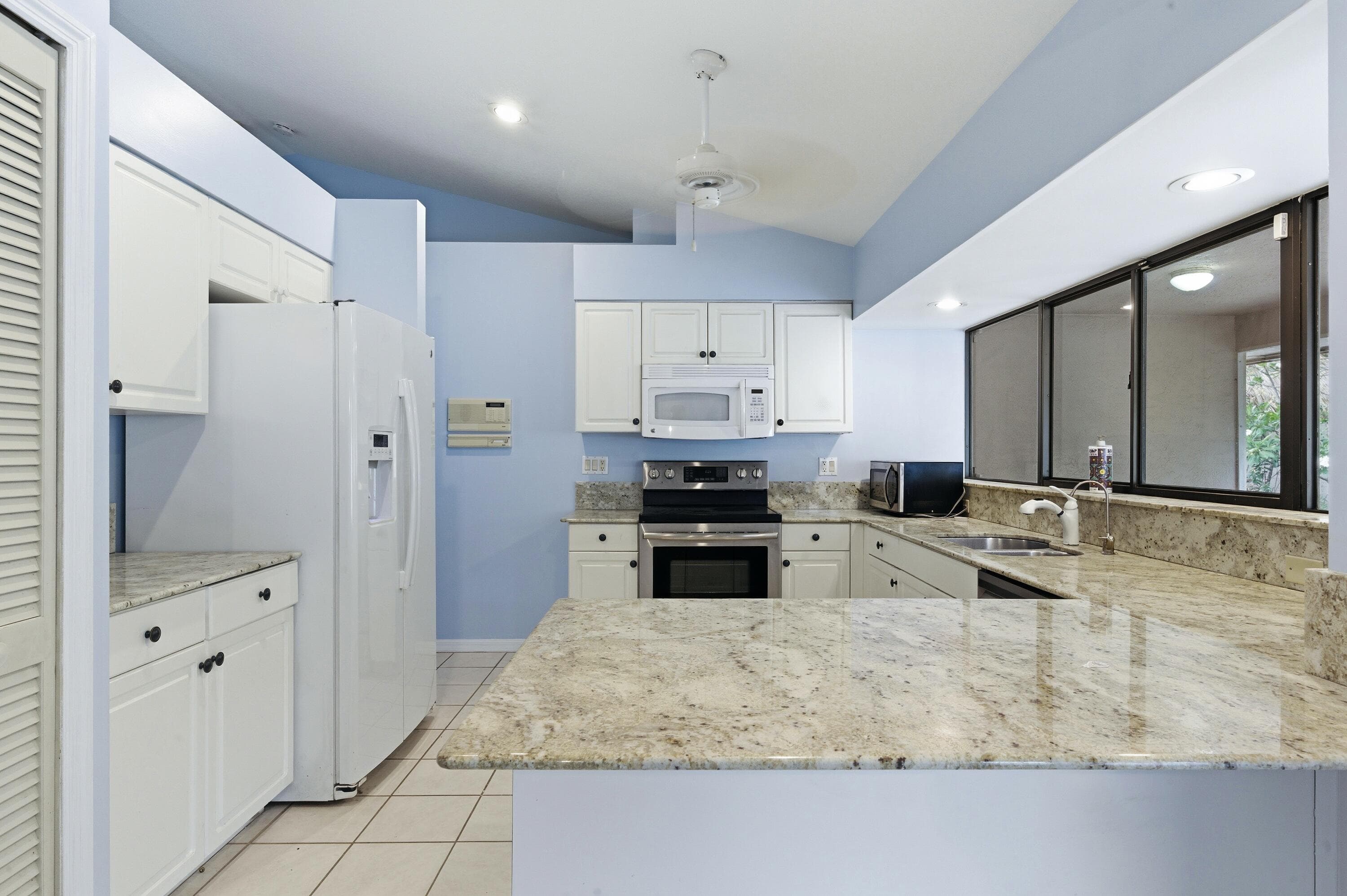 560 N Cypress Drive, Jupiter, FL 33469 — photo 3 of 10