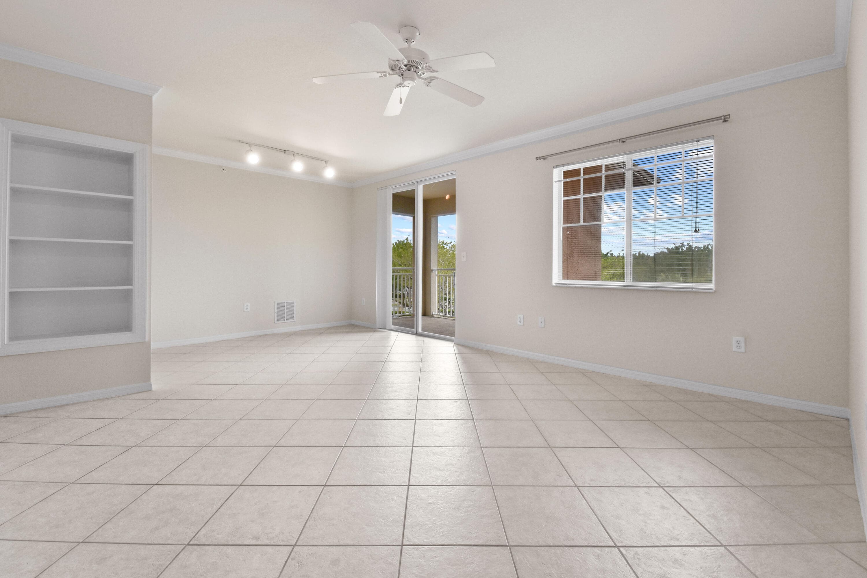 6556 Emerald Dunes Drive 302, West Palm Beach, FL 33411 — photo 4 of 32
