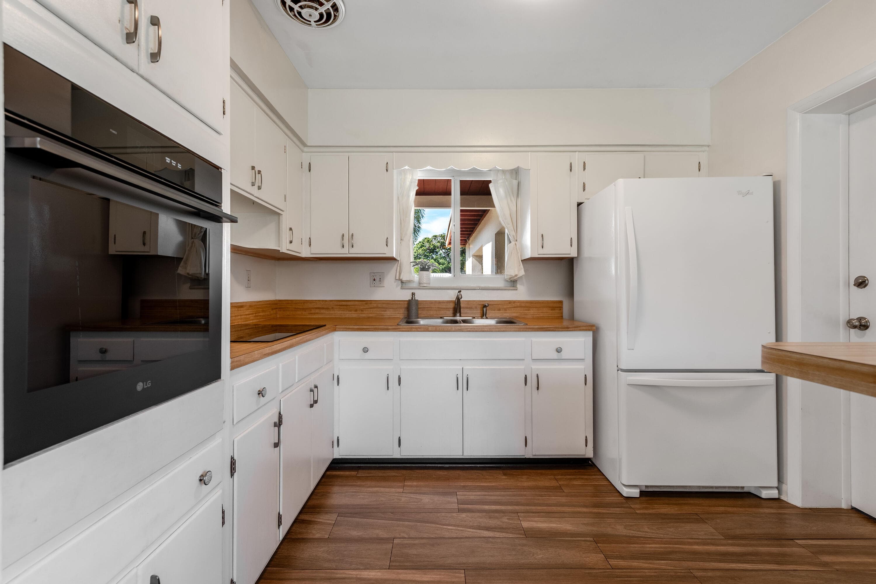 1777 NE 46th Street, Oakland Park, FL 33334 — photo 11 of 34