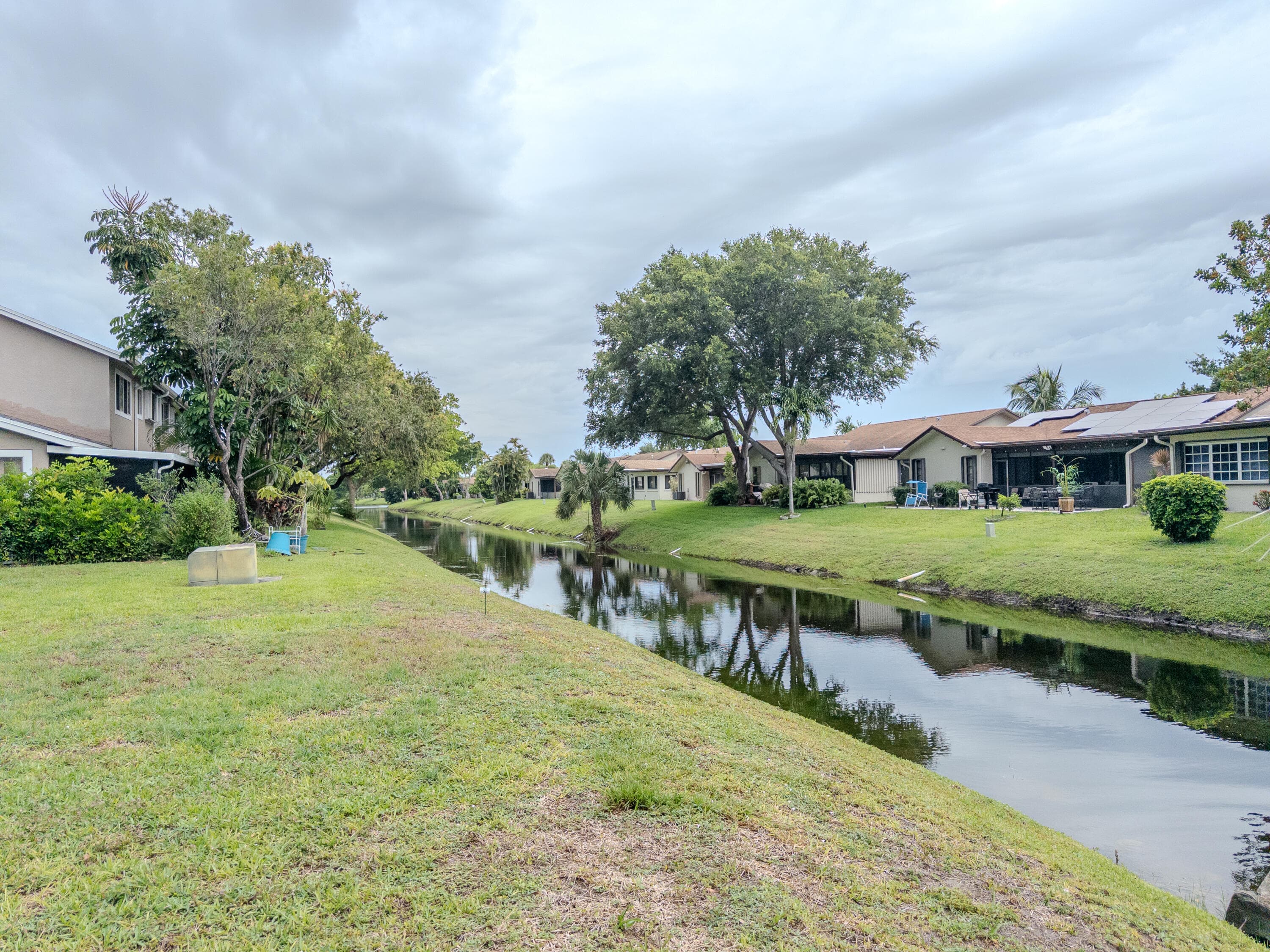 2011 E Discovery Cir E, Deerfield Beach, FL 33442 — photo 35 of 42