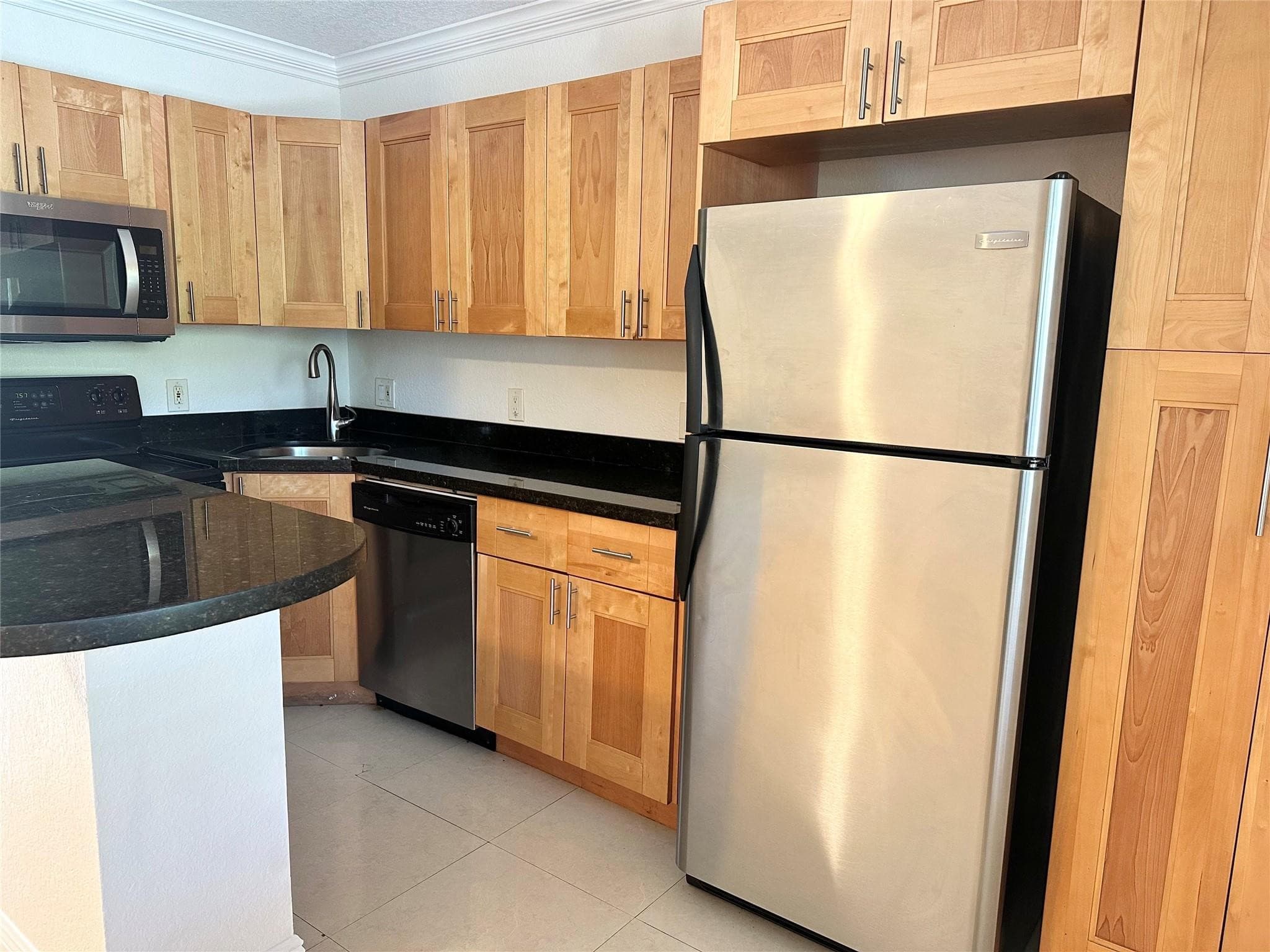 660 NE 11th Avenue 202, Fort Lauderdale, FL 33304 — photo 3 of 18