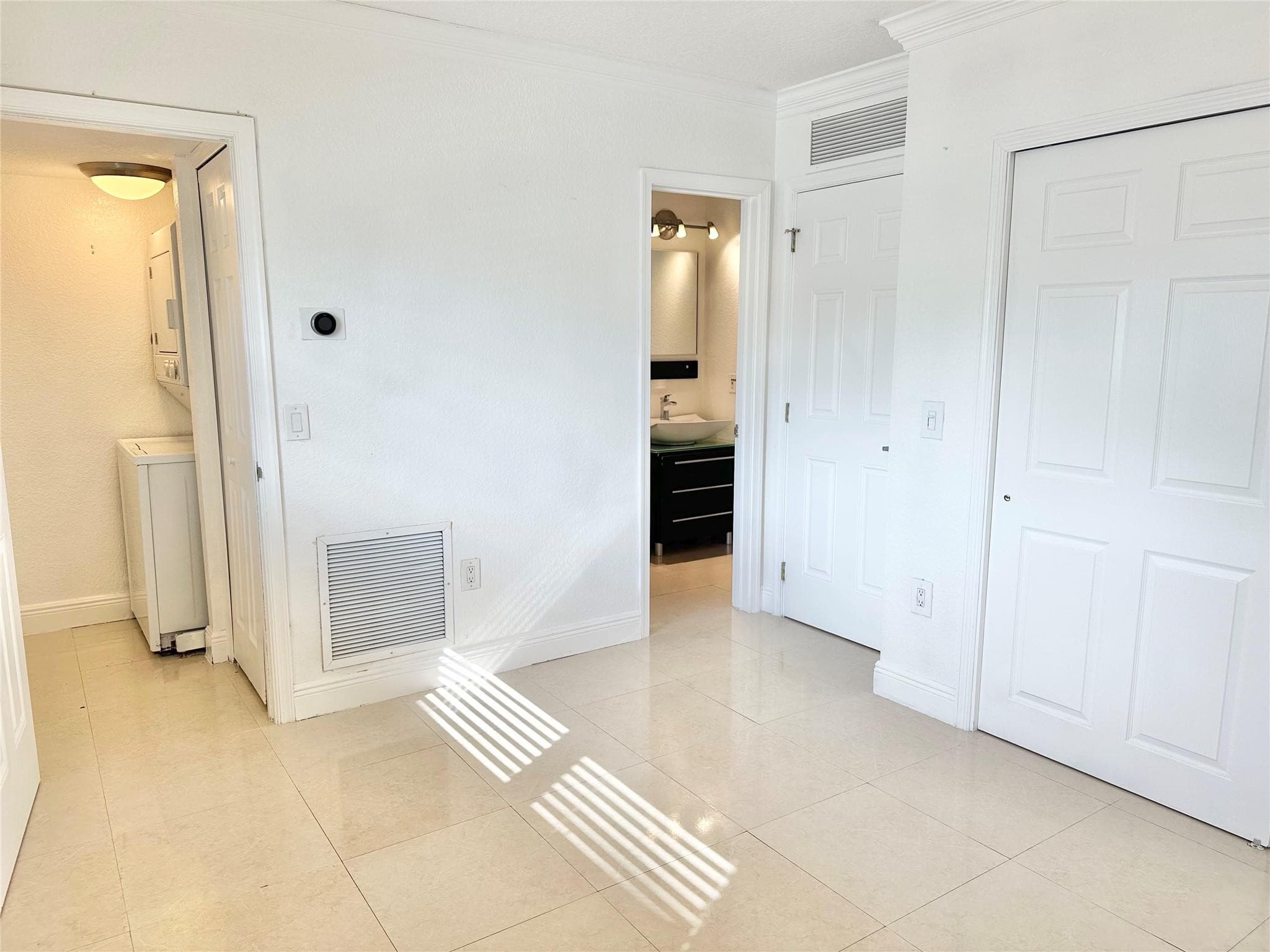 660 NE 11th Avenue 202, Fort Lauderdale, FL 33304 — photo 9 of 18