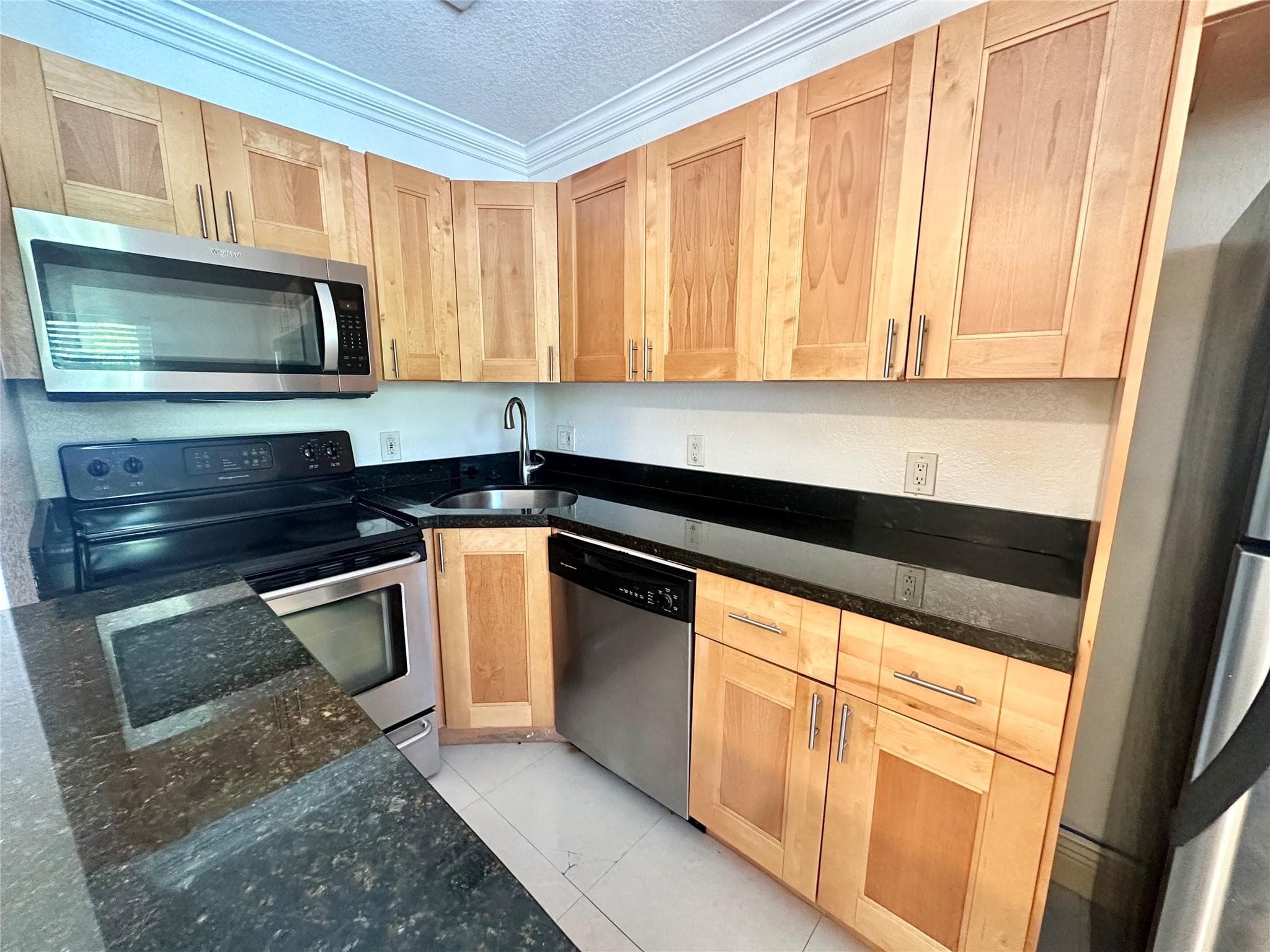 660 NE 11th Avenue 202, Fort Lauderdale, FL 33304 — photo 13 of 18