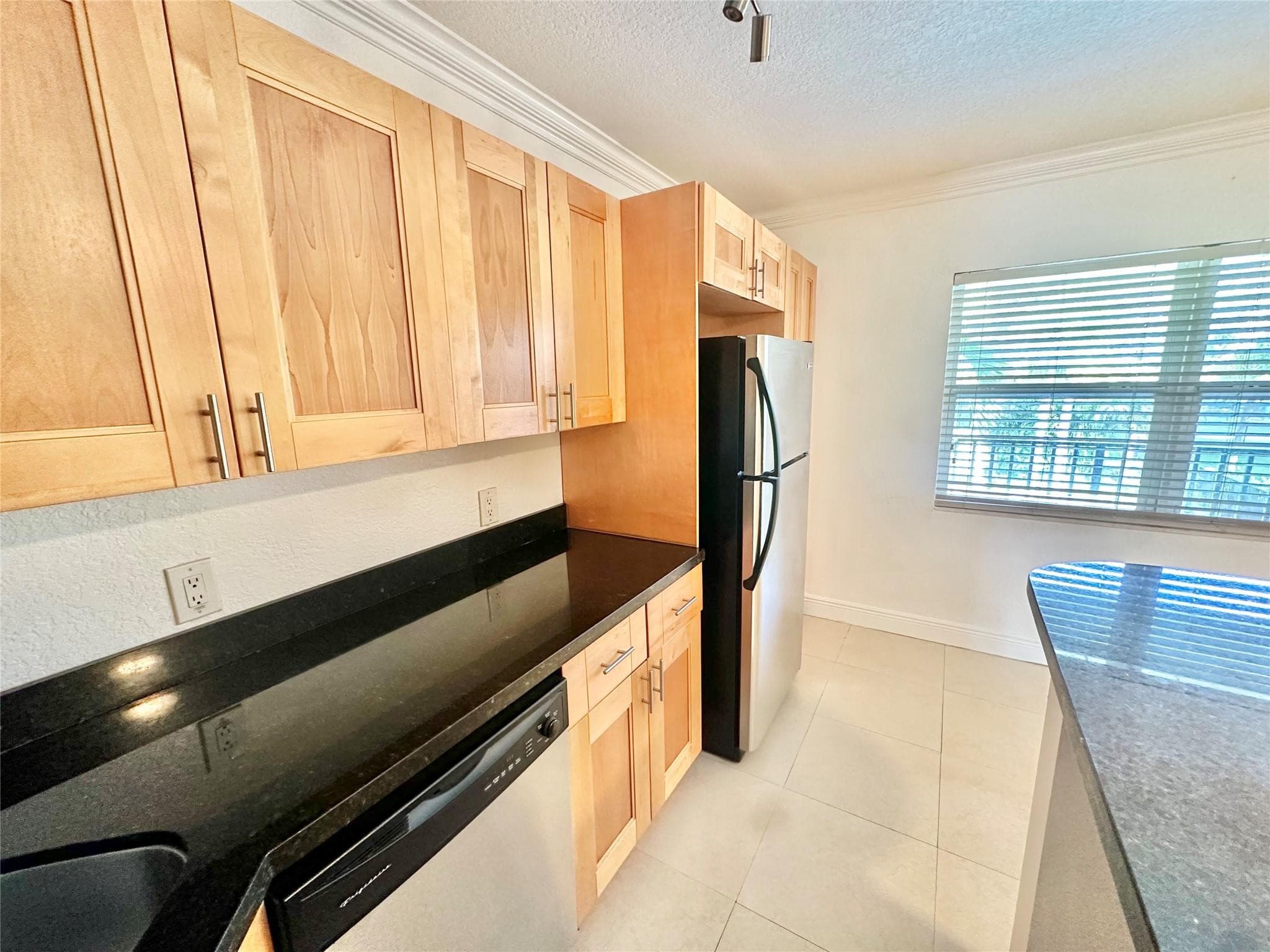660 NE 11th Avenue 202, Fort Lauderdale, FL 33304 — photo 14 of 18