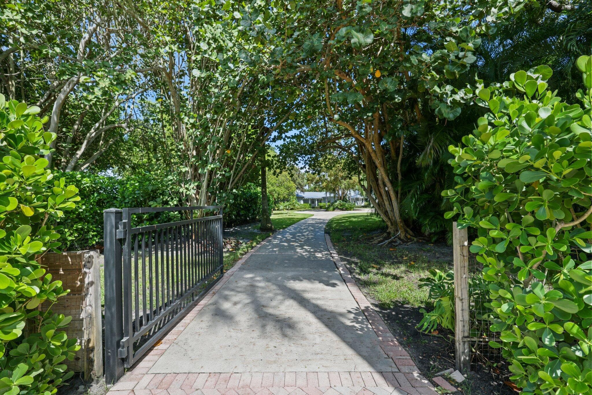 920 Hibiscus Lane, Delray Beach, FL 33444 — photo 8 of 39