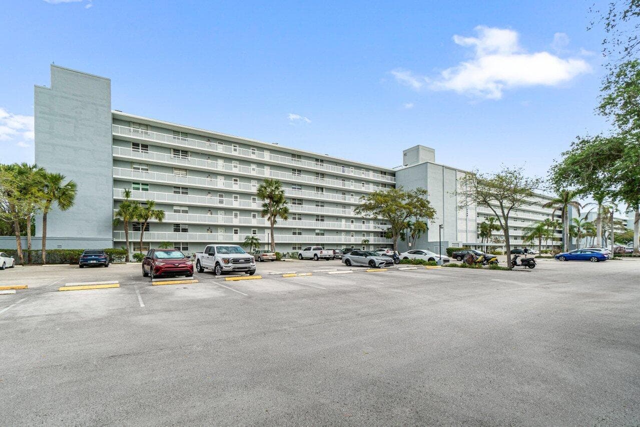 5700 NW 2nd Avenue 401, Boca Raton, FL 33487 — photo 4 of 30