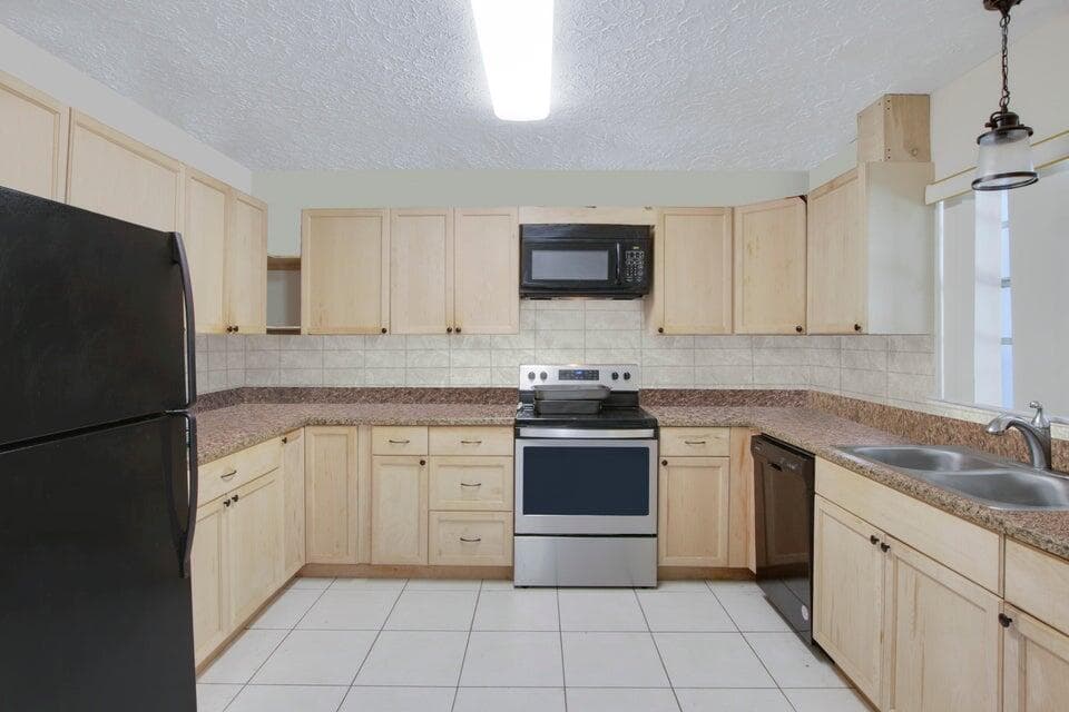 11099 Ridge Avenue, Fort Pierce, FL 34982 — photo 5 of 9