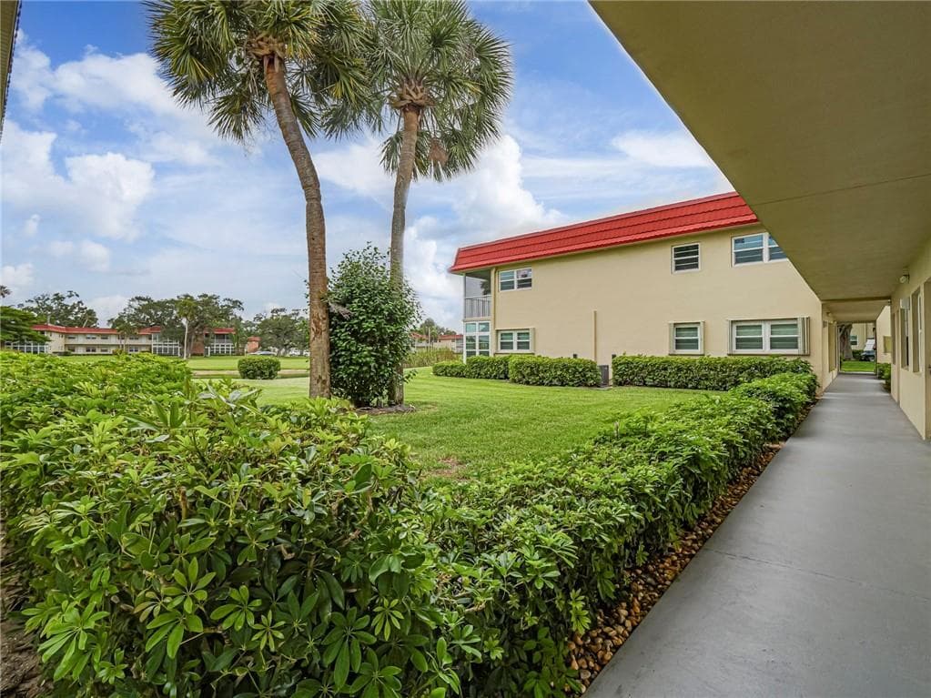 97 Spring Lake Drive 104, Vero Beach, FL 32962 — photo 24 of 36