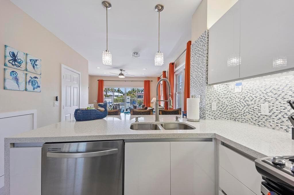 7031 Harbor Village Drive 7031, Duck Key, FL 33050 — photo 30 of 52