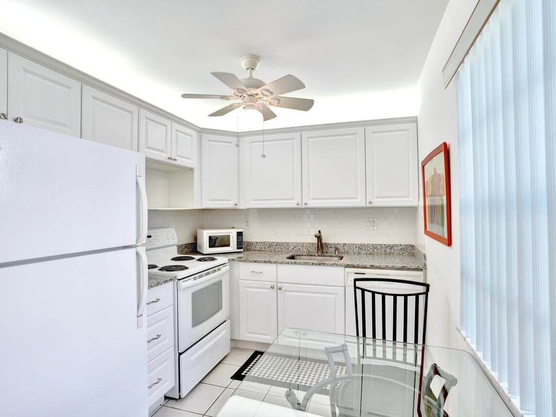 298 Burgundy G, Delray Beach, FL 33484 — photo 11 of 41