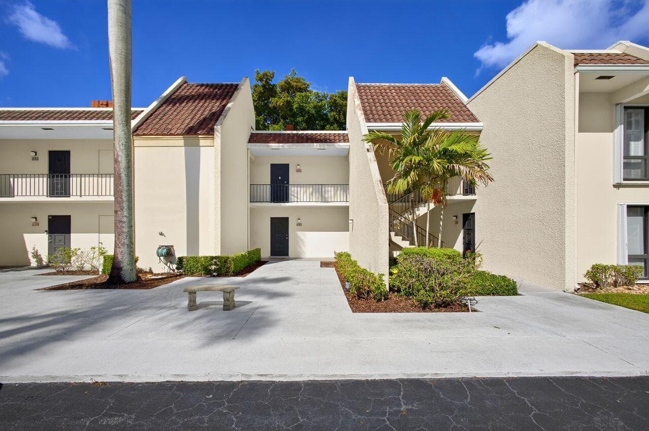 1731 Presidential Way C-203, West Palm Beach, FL 33401 — photo 3 of 58