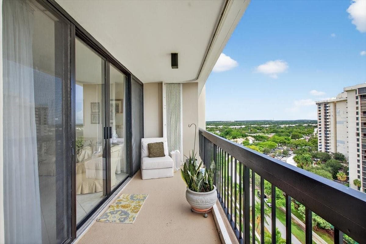 2425 Presidential Way 1502, West Palm Beach, FL 33401 — photo 4 of 16