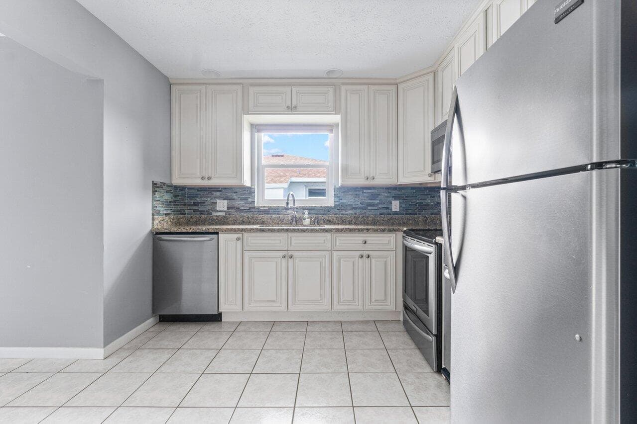 1205 S Lakes End Drive D2, Fort Pierce, FL 34982 — photo 5 of 27