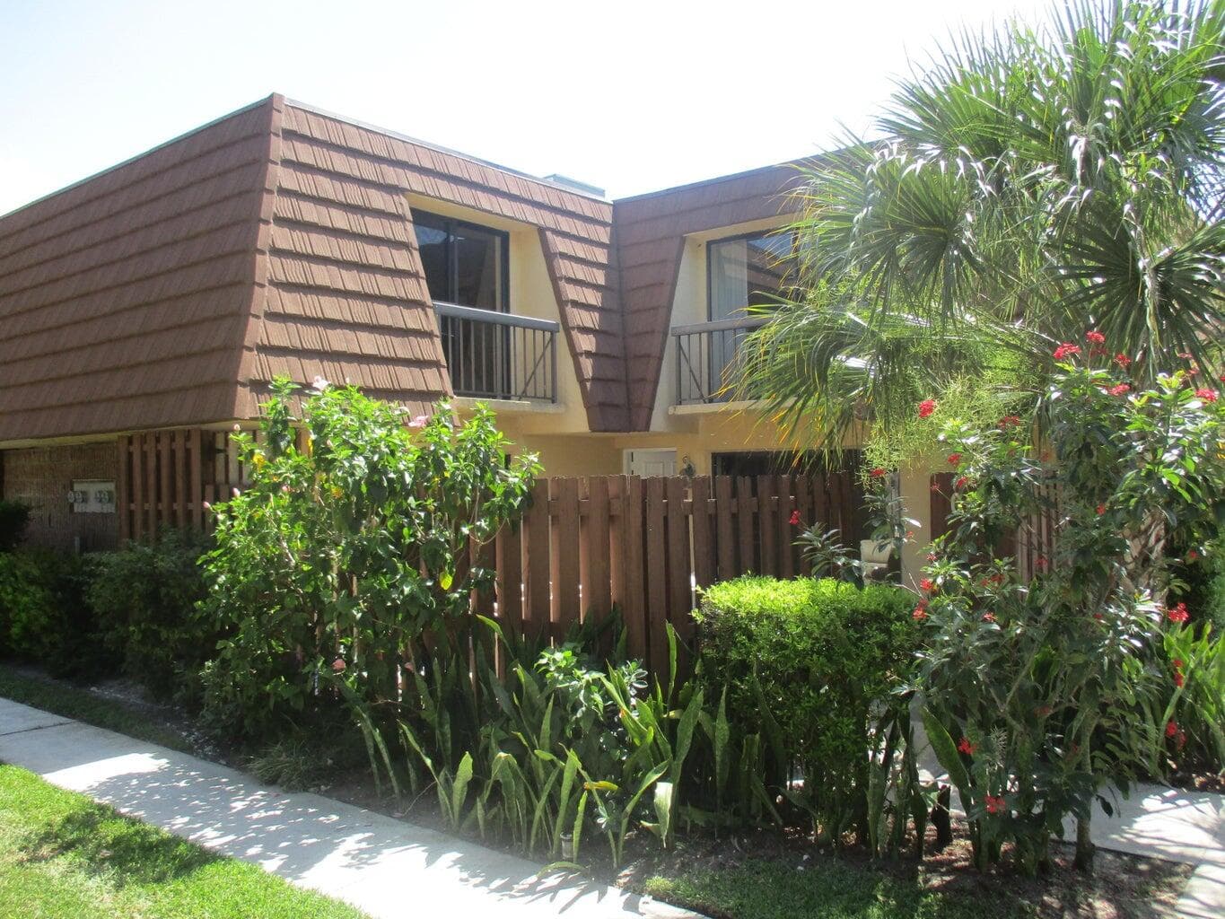 825 Center Street 3c, Jupiter, FL 33458 — photo 1 of 10