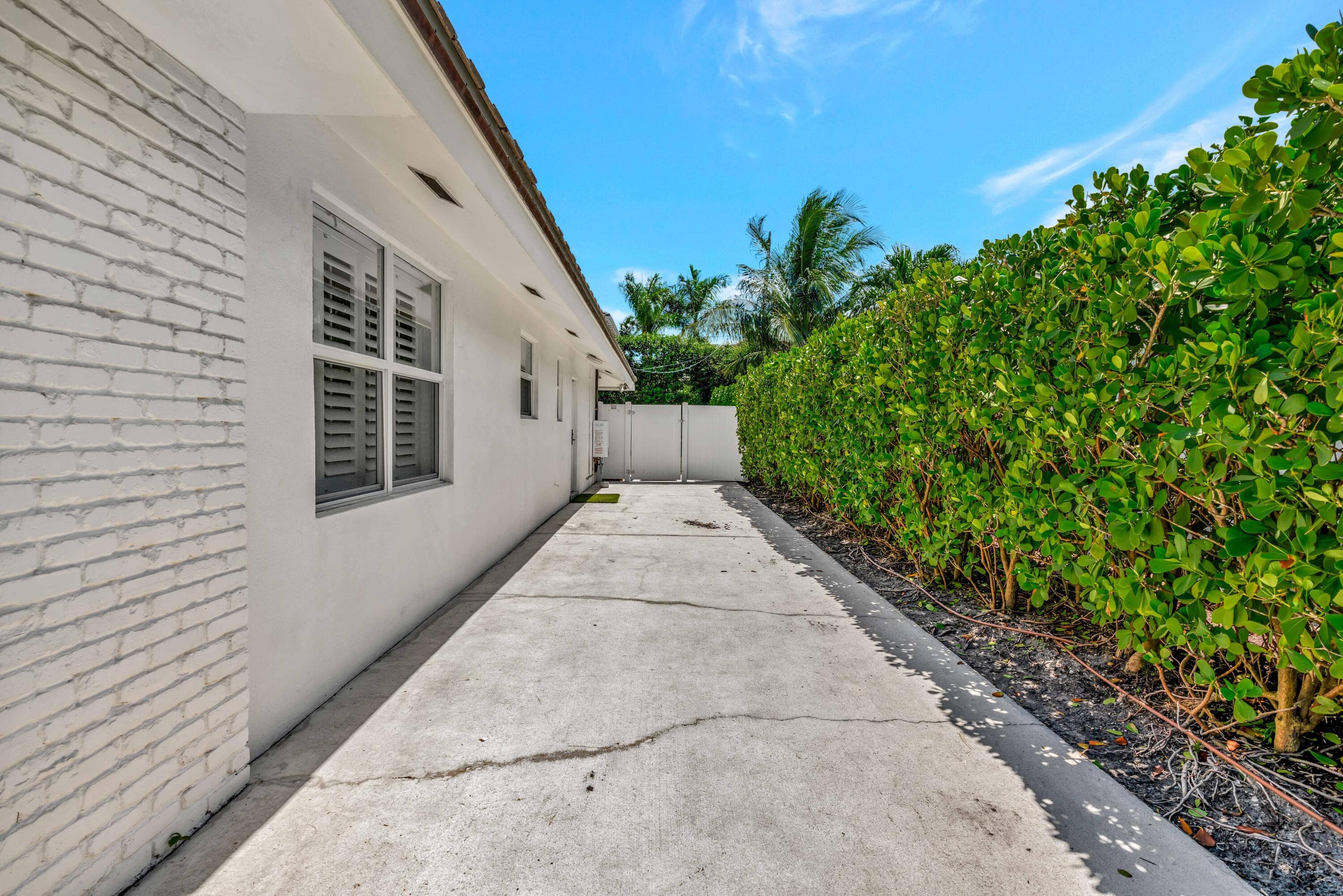136 Worth Court S, West Palm Beach, FL 33405 — photo 6 of 69