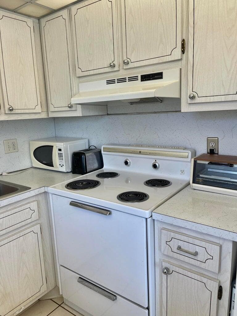 2840 Lake Osborne Drive 205, Lake Worth, FL 33461 — photo 7 of 32