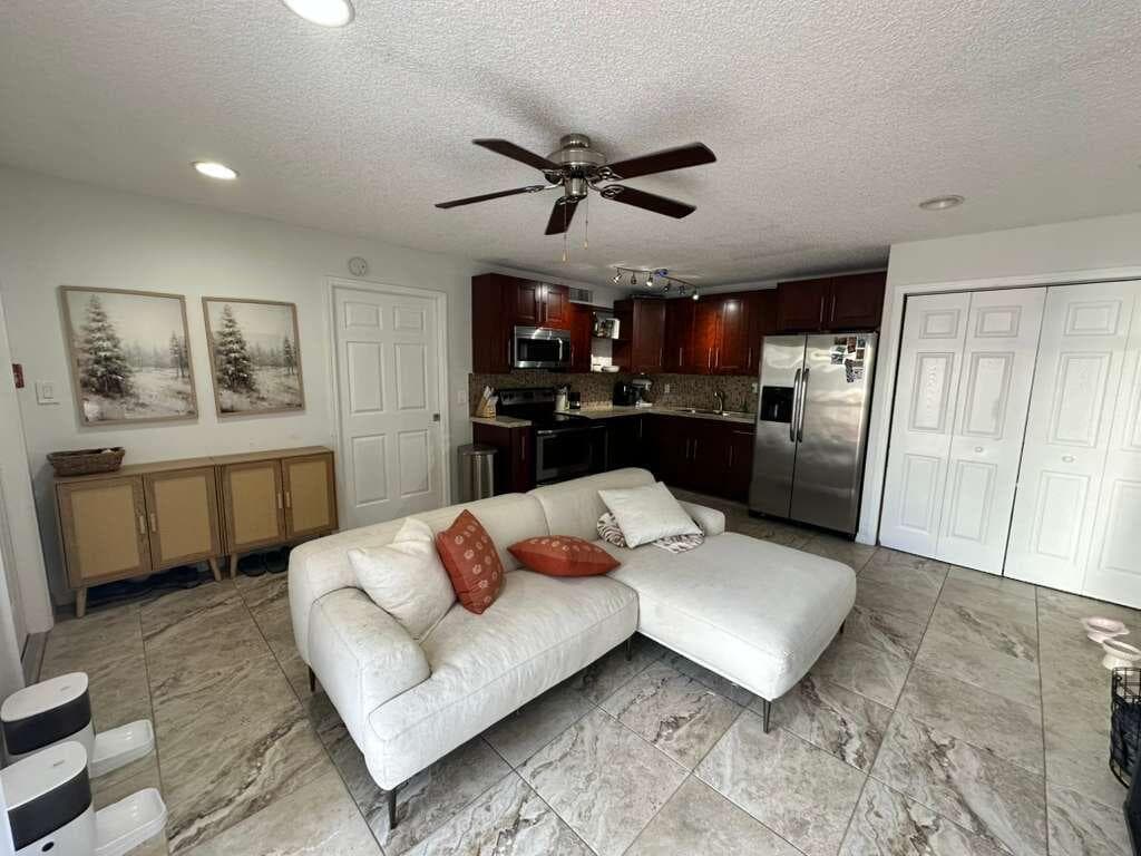 637 Executive Center Drive N 203, West Palm Beach, FL 33401 — photo 16 of 38