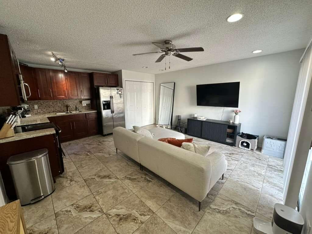 637 Executive Center Drive N 203, West Palm Beach, FL 33401 — photo 14 of 38