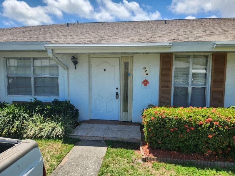 625 Pines Knoll B, Fort Pierce, FL 34982 — photo 1 of 12