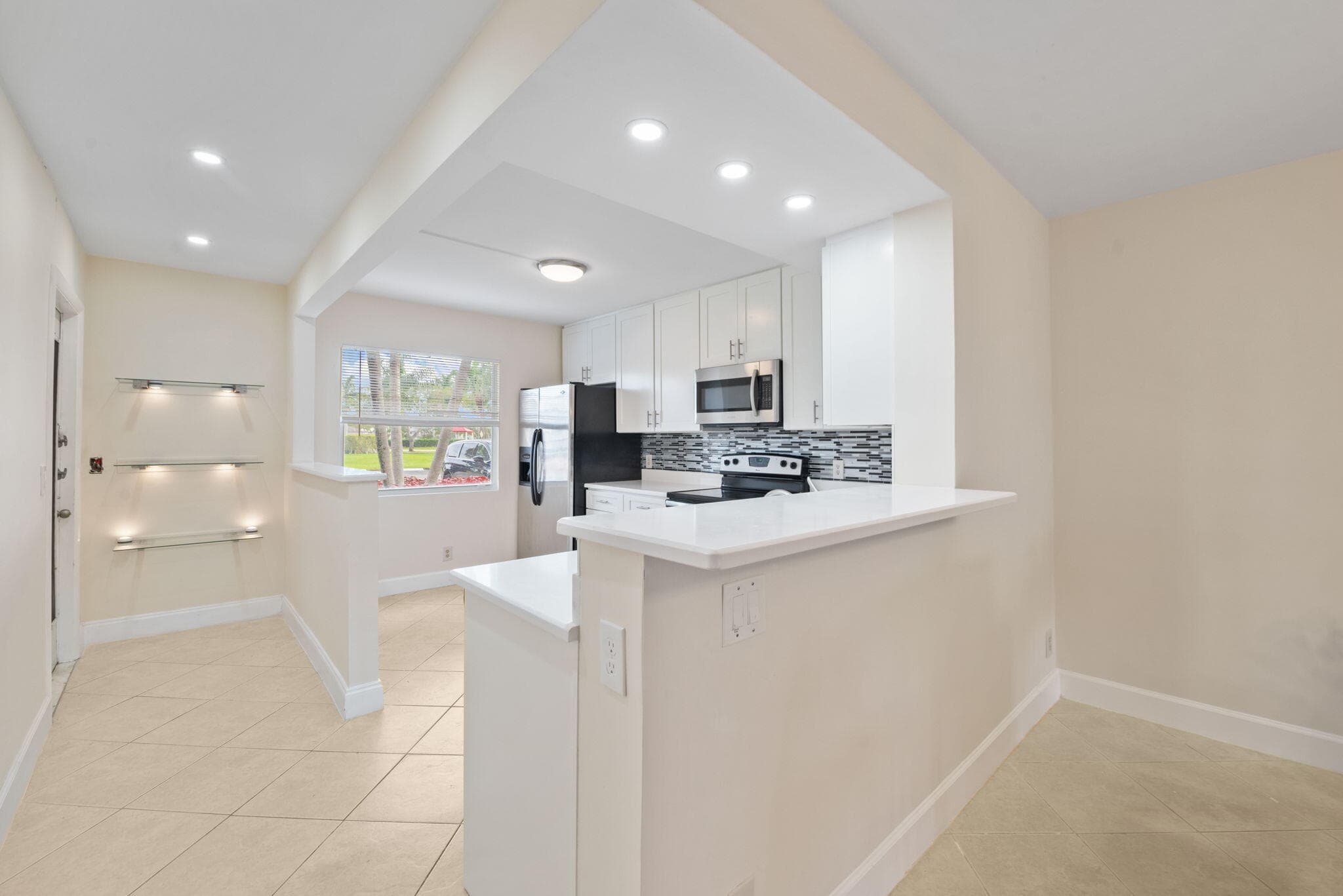 1090 Guildford E 1090, Boca Raton, FL 33434 — photo 4 of 33