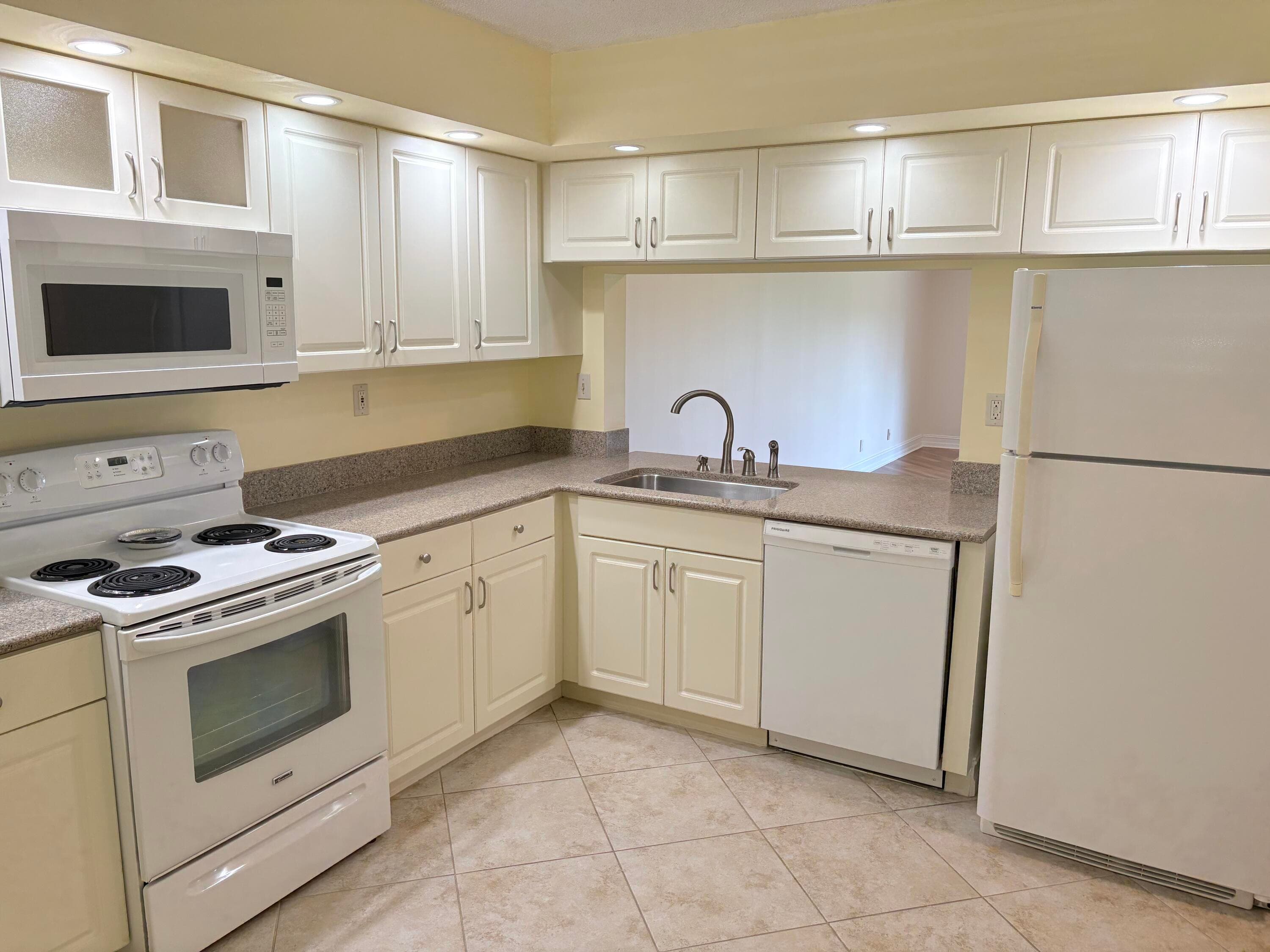 12870 Briarlake Drive 104, Palm Beach Gardens, FL 33418 — photo 5 of 6