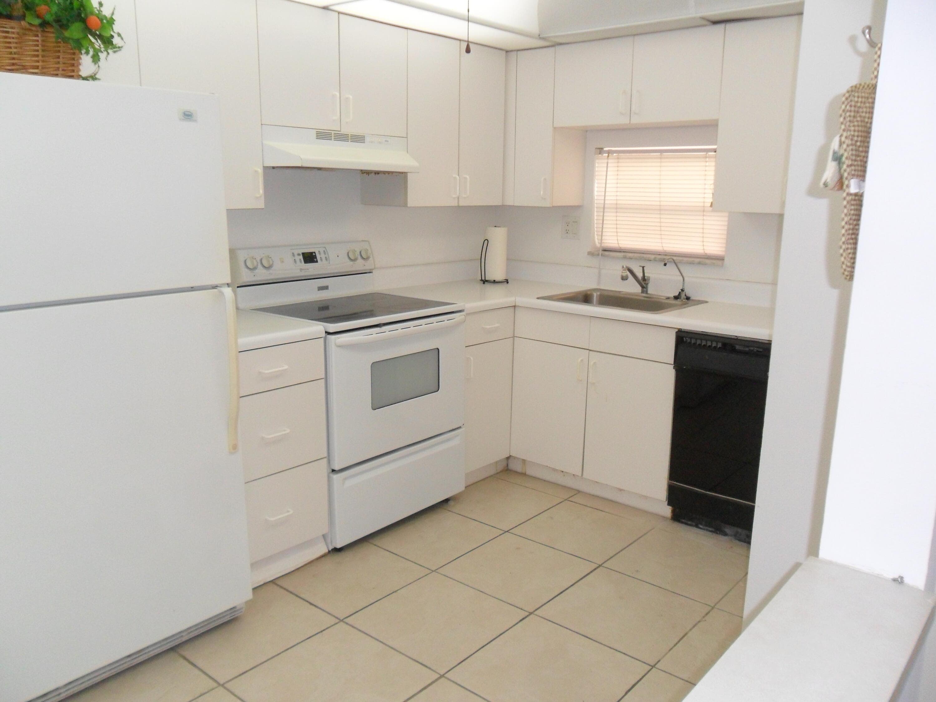 681 S Hollybrook Drive 105, Pembroke Pines, FL 33025 — photo 4 of 34