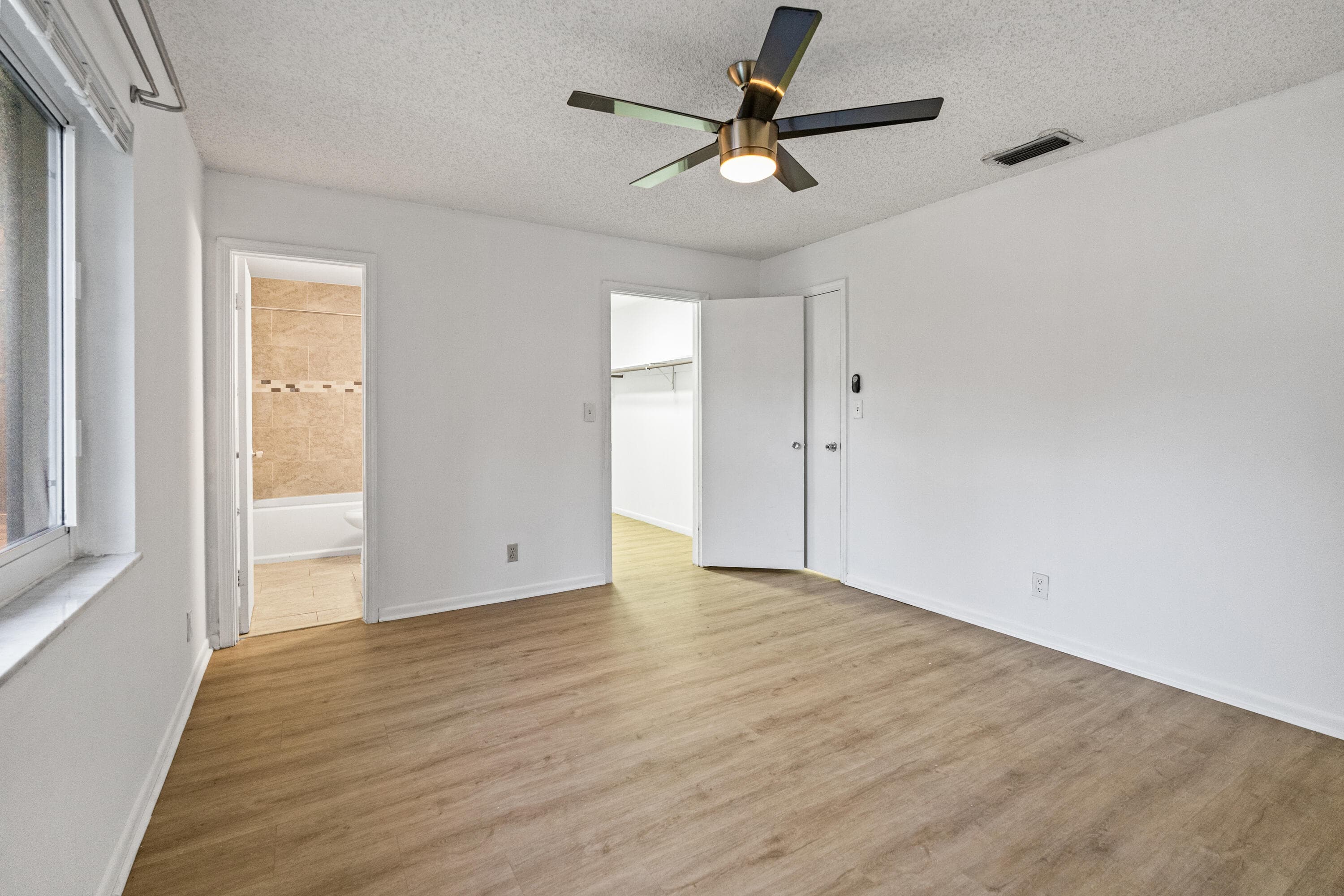 3443 NE 3rd Avenue, Oakland Park, FL 33334 — photo 27 of 59
