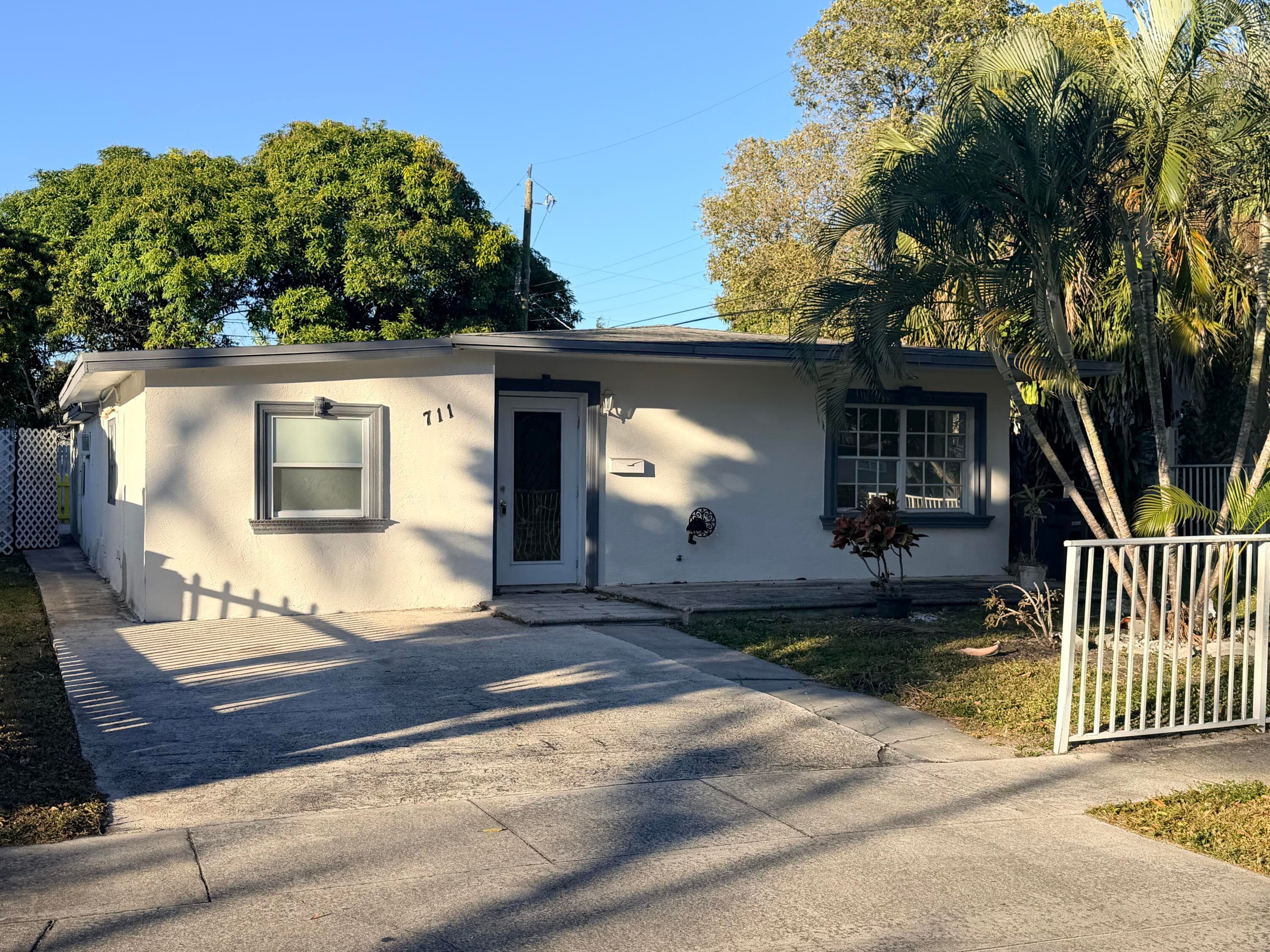 711 Fernwood Drive, West Palm Beach, FL 33405 — photo 1 of 11