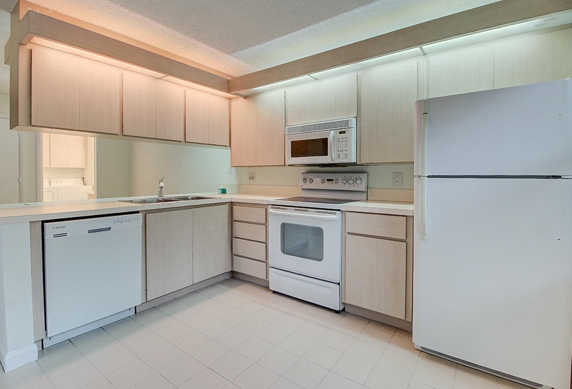 44 Essex Court B, Royal Palm Beach, FL 33411 — photo 12 of 37