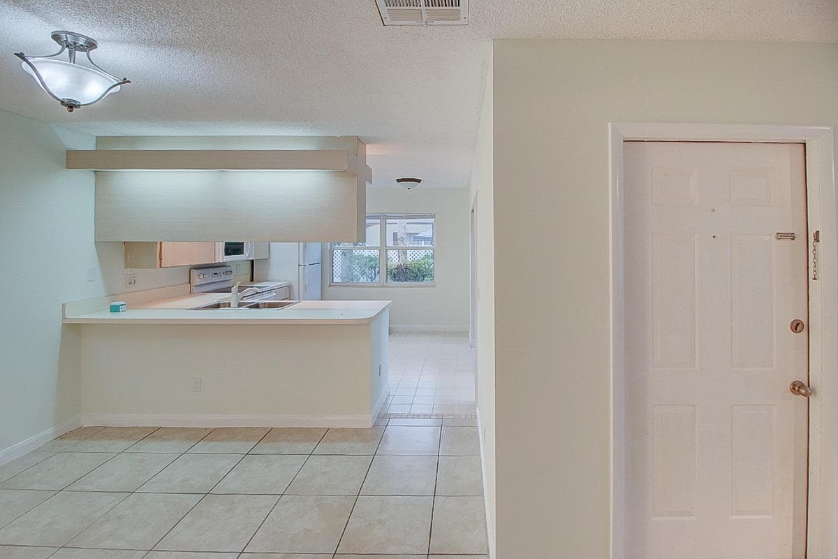 44 Essex Court B, Royal Palm Beach, FL 33411 — photo 32 of 37