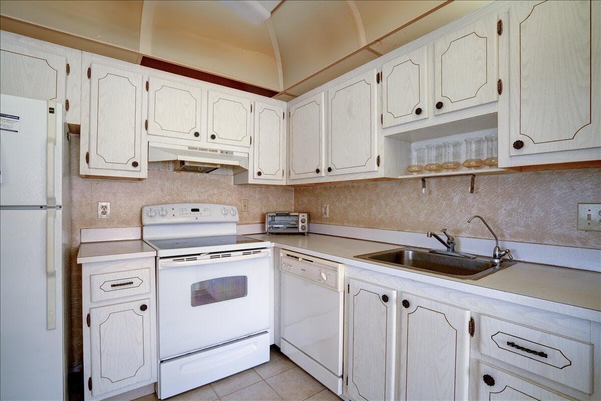 222 Saxony E 222, Delray Beach, FL 33446 — photo 9 of 17