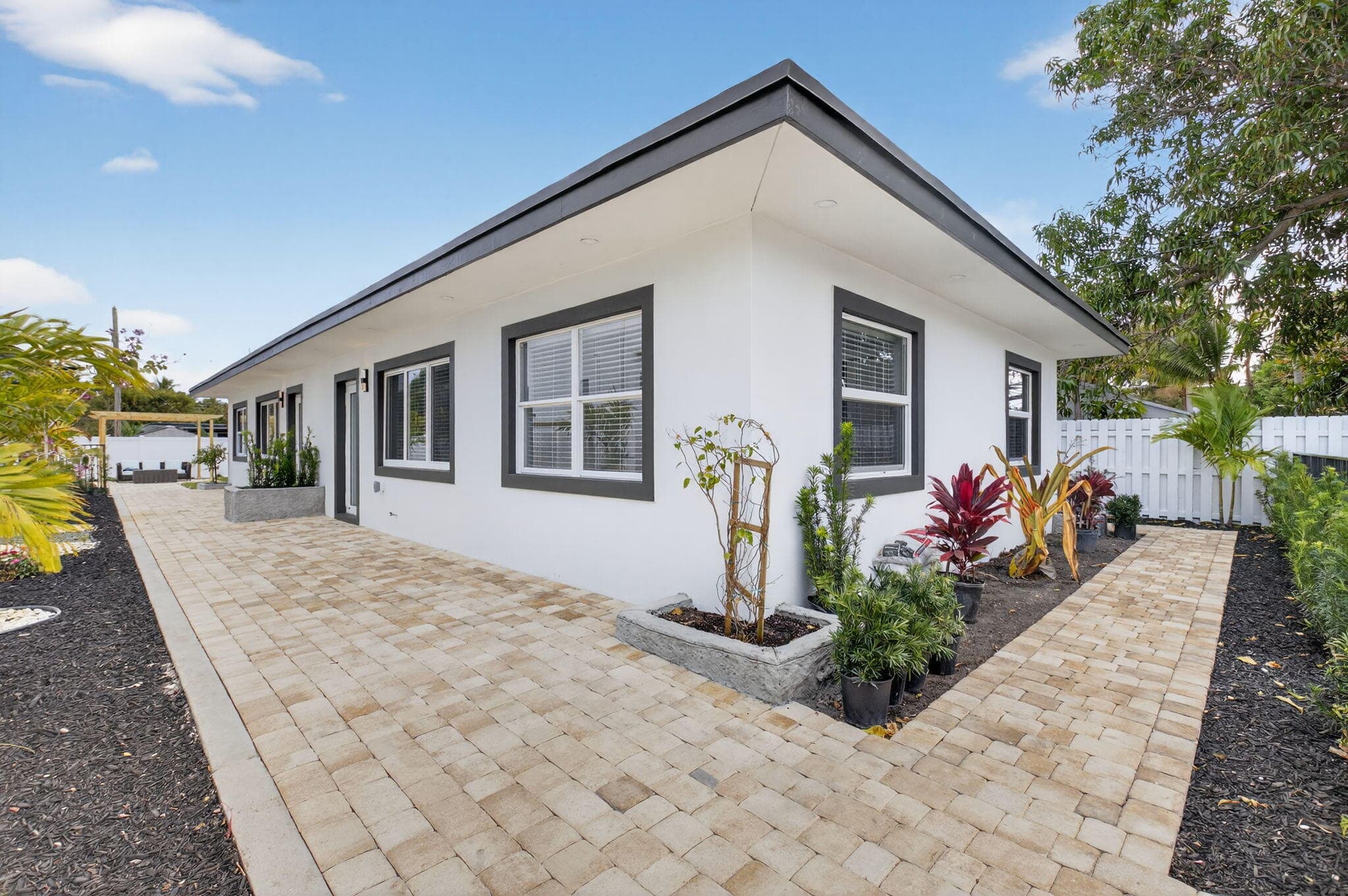 341 SE 3rd Avenue, Delray Beach, FL 33483 — photo 1 of 20