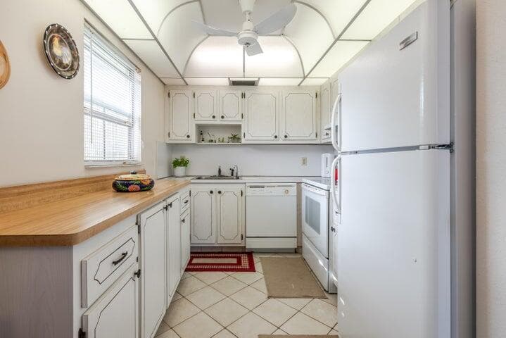 657 Brittany N, Delray Beach, FL 33446 — photo 9 of 42