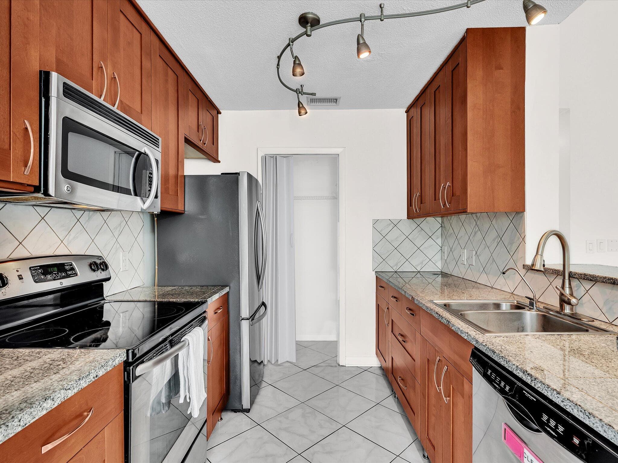 815 W Boynton Beach Boulevard 16-205, Boynton Beach, FL 33426 — photo 1 of 58