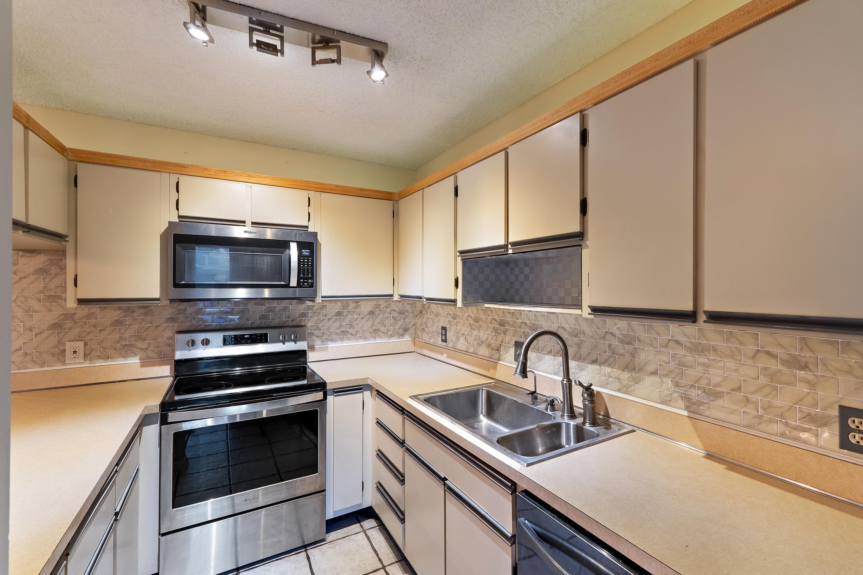 402 SE Castle Court, Port St. Lucie, FL 34952 — photo 12 of 32