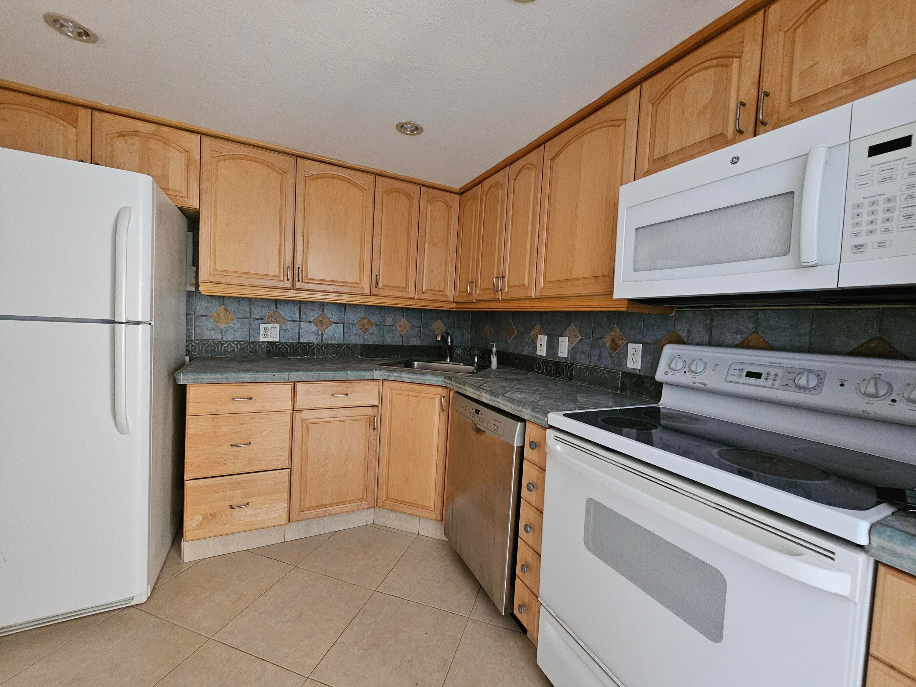 470 Executive Center Drive 2g, West Palm Beach, FL 33401 — photo 3 of 20