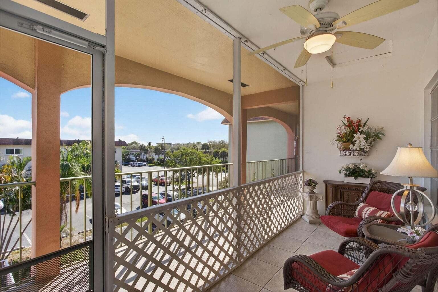 100 SE 6th Avenue 303, Pompano Beach, FL 33060 — photo 4 of 56