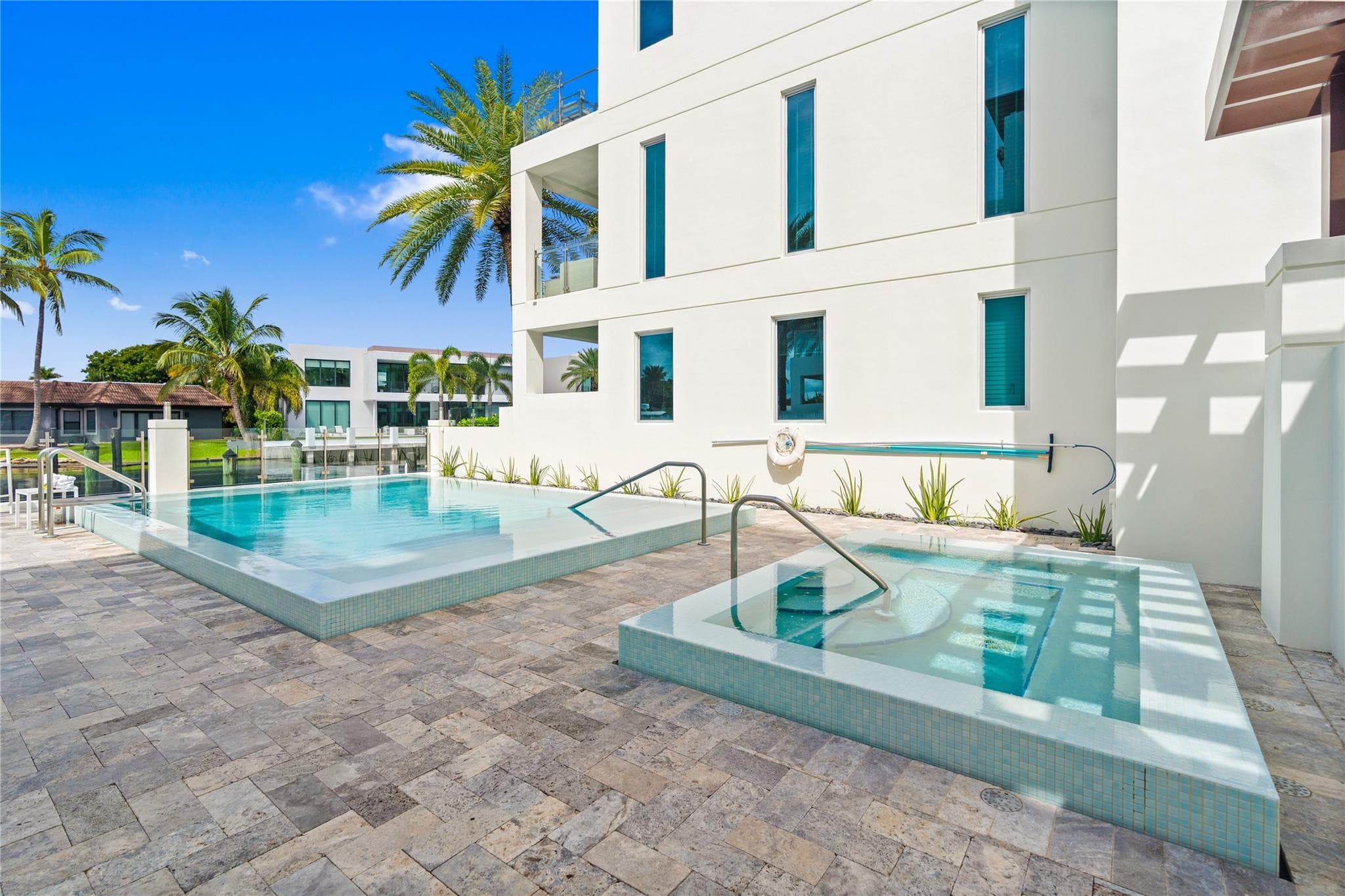 221 Shore Court 221, Lauderdale-By-The-Sea, FL 33308 — photo 11 of 88