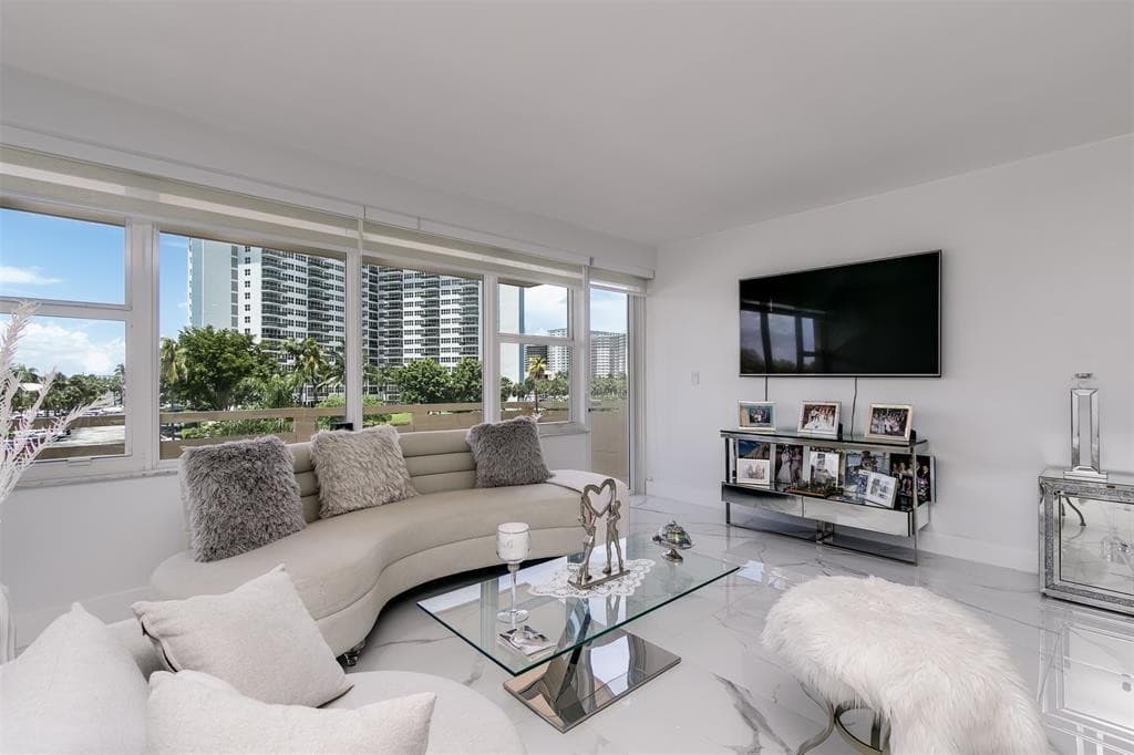 3333 NE 34th Street 304, Fort Lauderdale, FL 33308 — photo 1 of 38