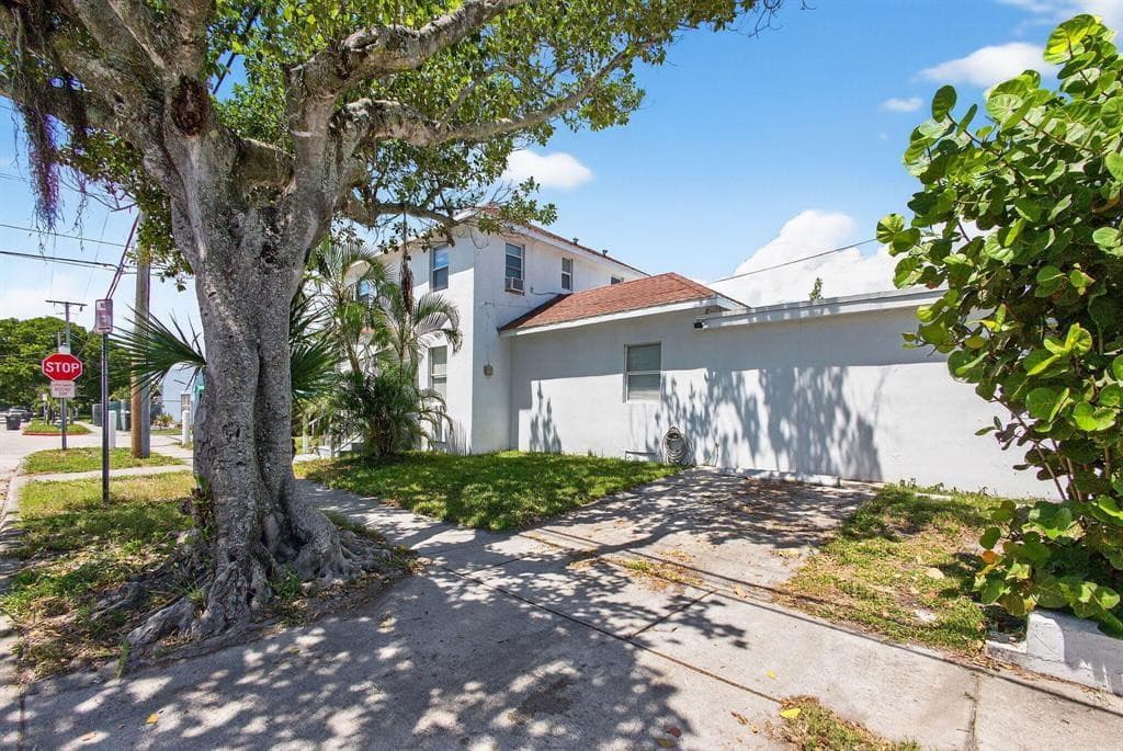 5423 Garden Avenue 3, West Palm Beach, FL 33405 — photo 3 of 4