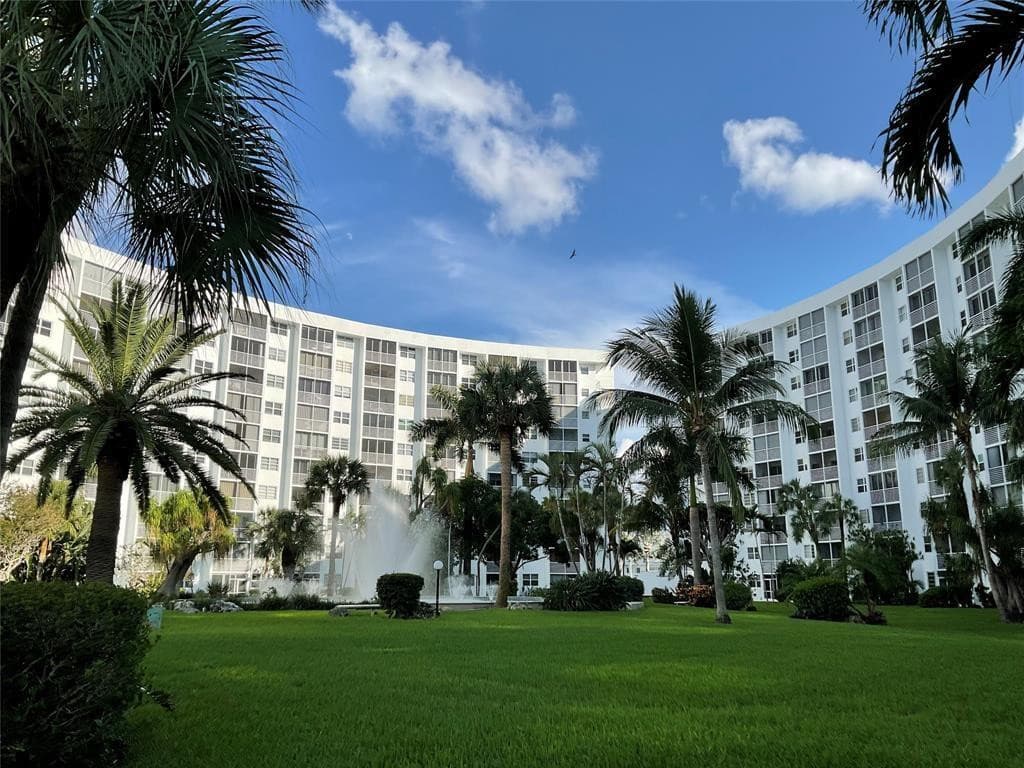 Condominium in Pompano Beach — photo 4 of 37