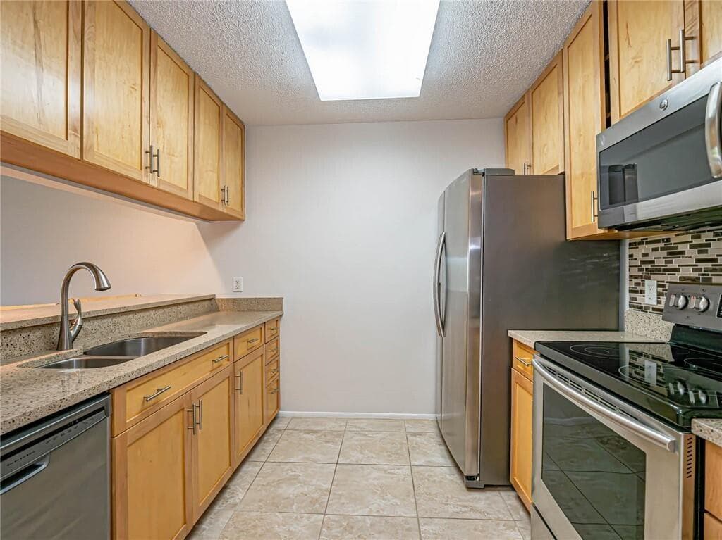 28 Plantation Drive 202, Vero Beach, FL 32966 — photo 13 of 30