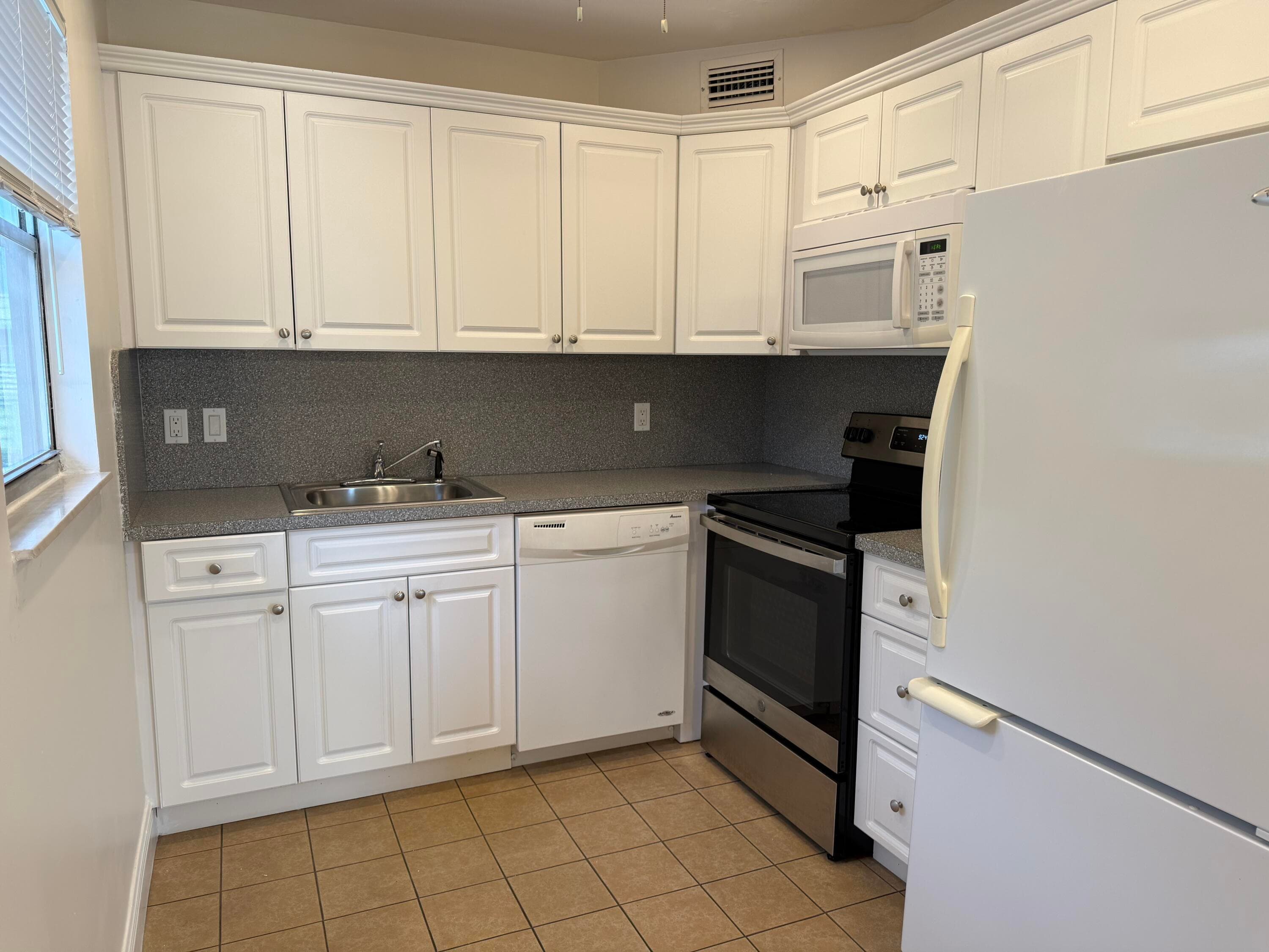 569 Monaco L, Delray Beach, FL 33446 — photo 8 of 32
