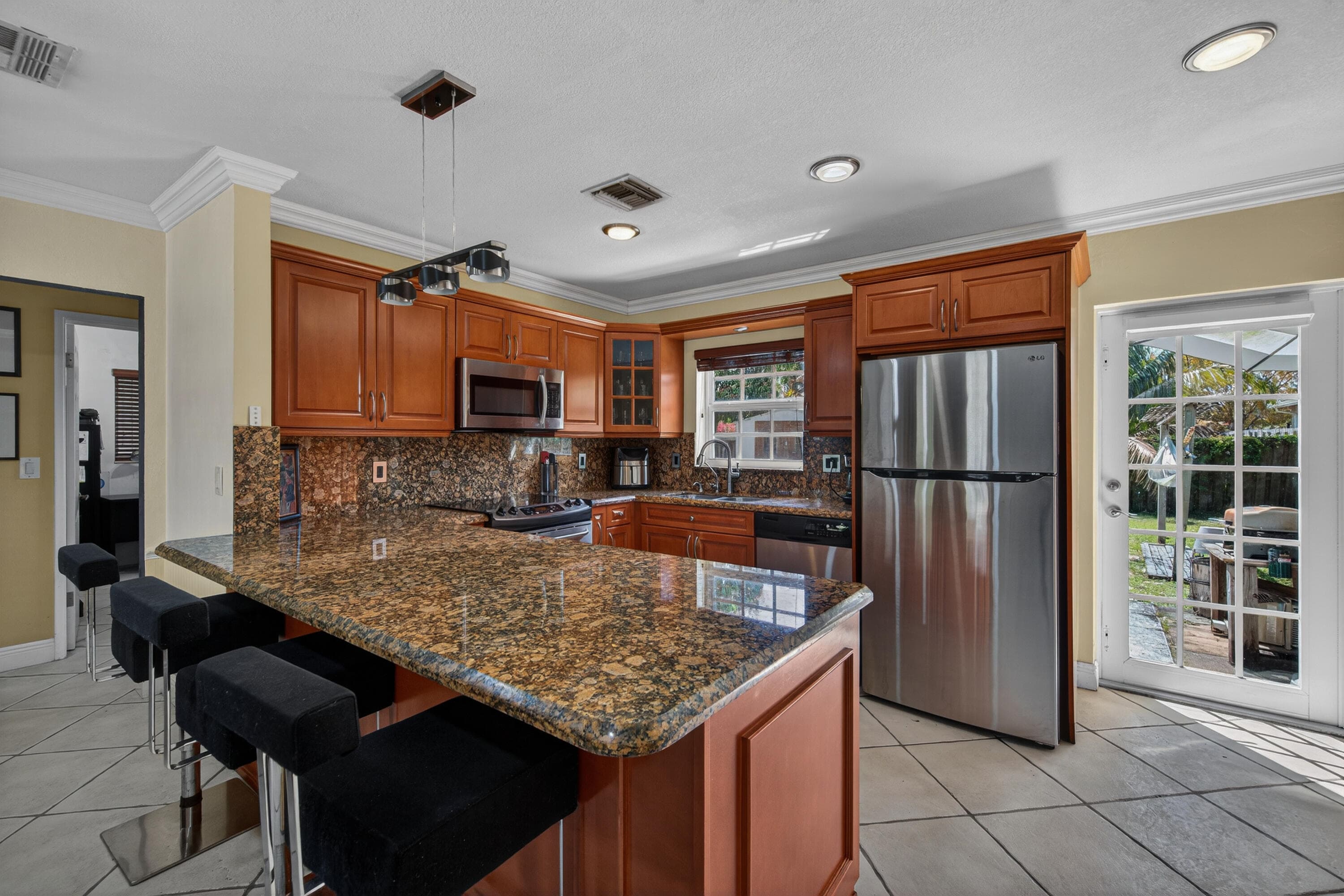 270 NE 42nd Street, Oakland Park, FL 33334 — photo 8 of 31