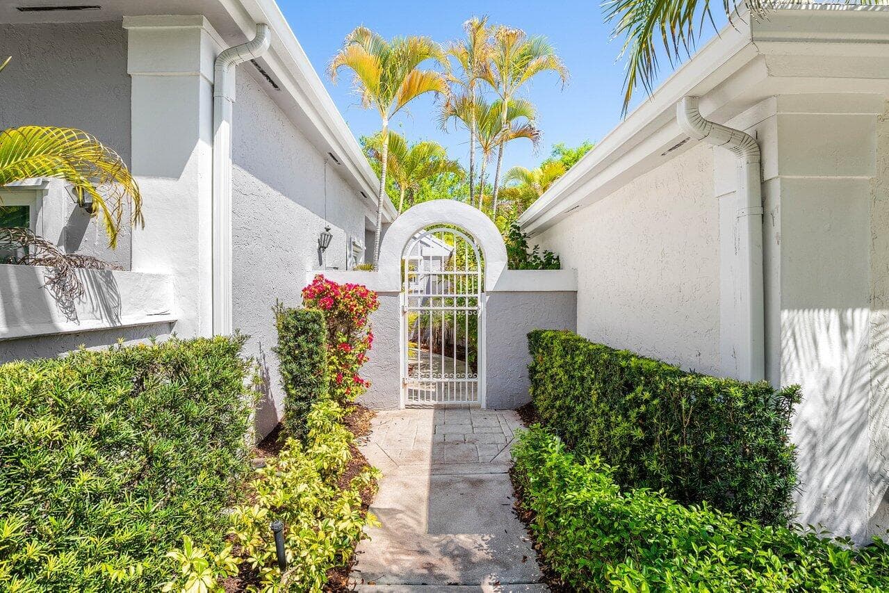 27 Wyndham Lane, Palm Beach Gardens, FL 33418 — photo 3 of 18