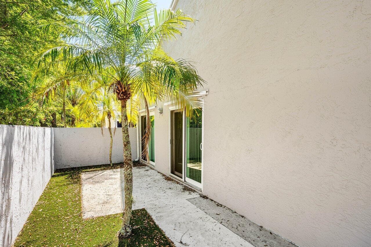 27 Wyndham Lane, Palm Beach Gardens, FL 33418 — photo 18 of 18